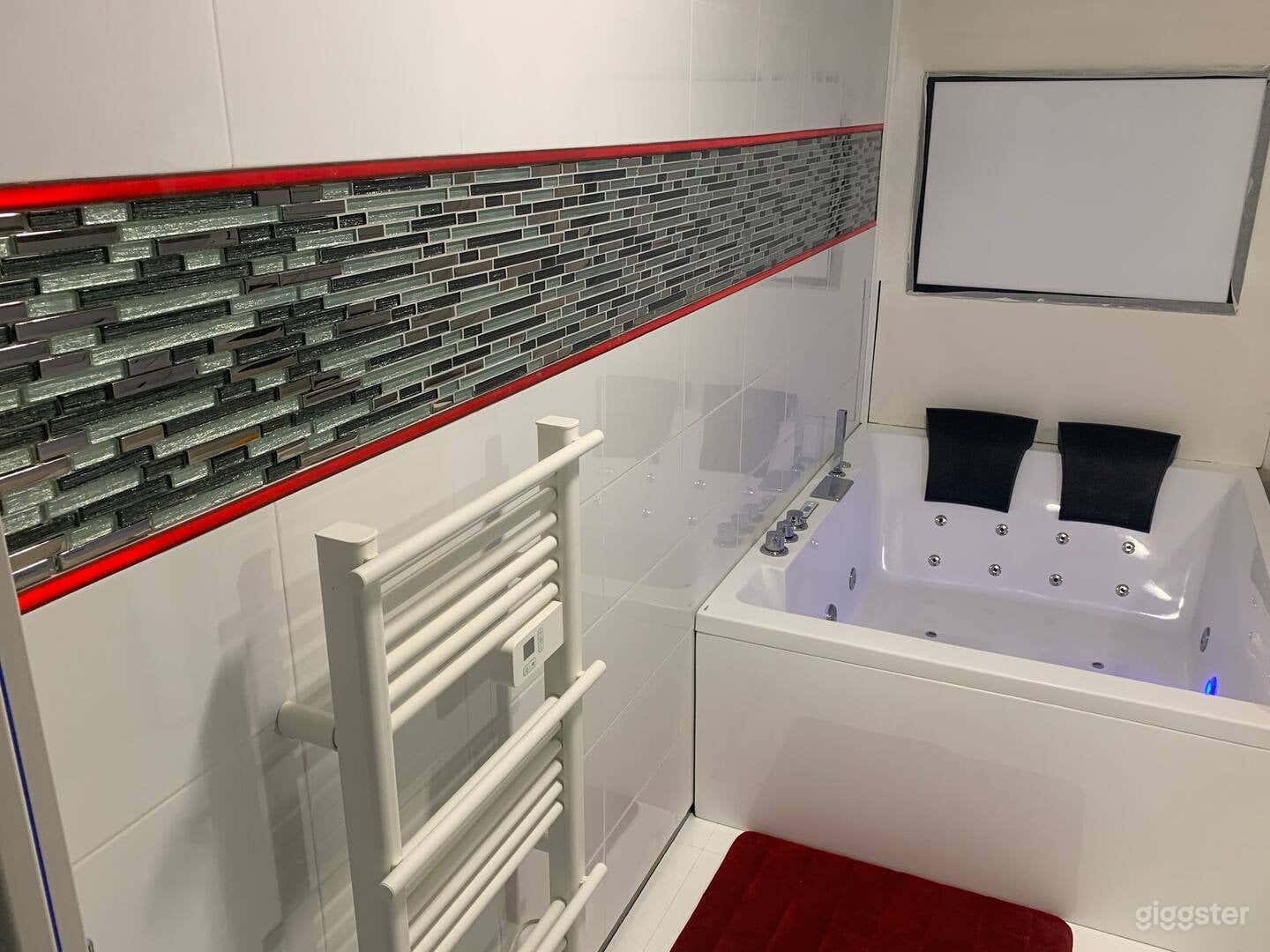 Light Controlled Basement, Hot Tub, Chef’s Kitchen Photo 3