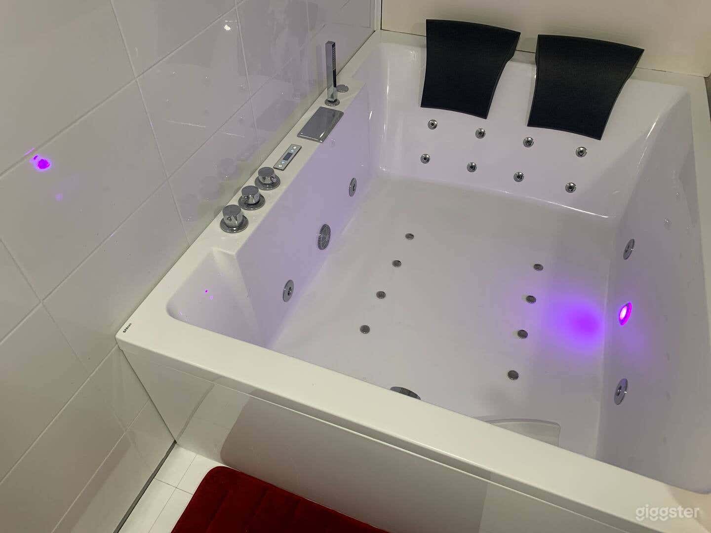 Light Controlled Basement, Hot Tub, Chef’s Kitchen Photo 4