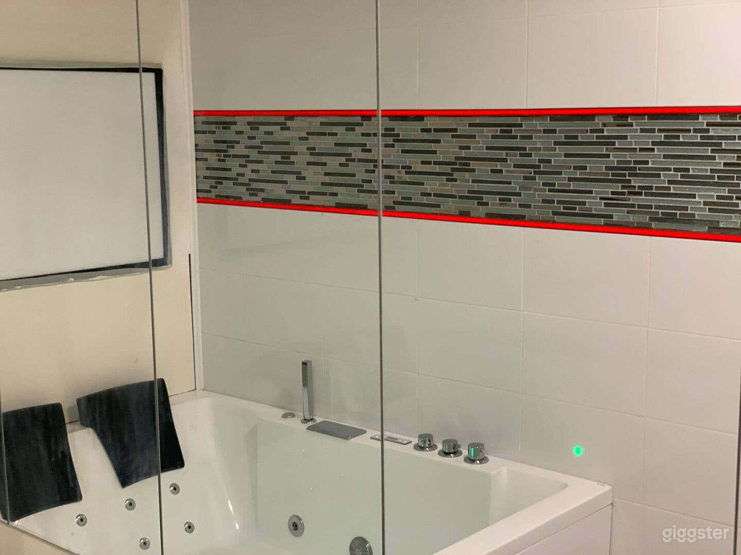 Light Controlled Basement, Hot Tub, Chef’s Kitchen Photo 2