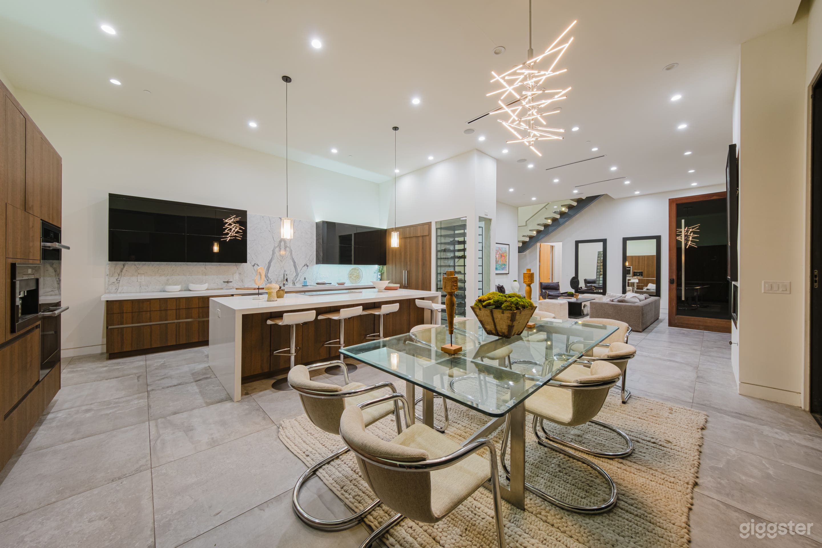 SLEEK HOLLYWOOD HILLS RETREAT WITH SKYLINE VIEWS Photo 2