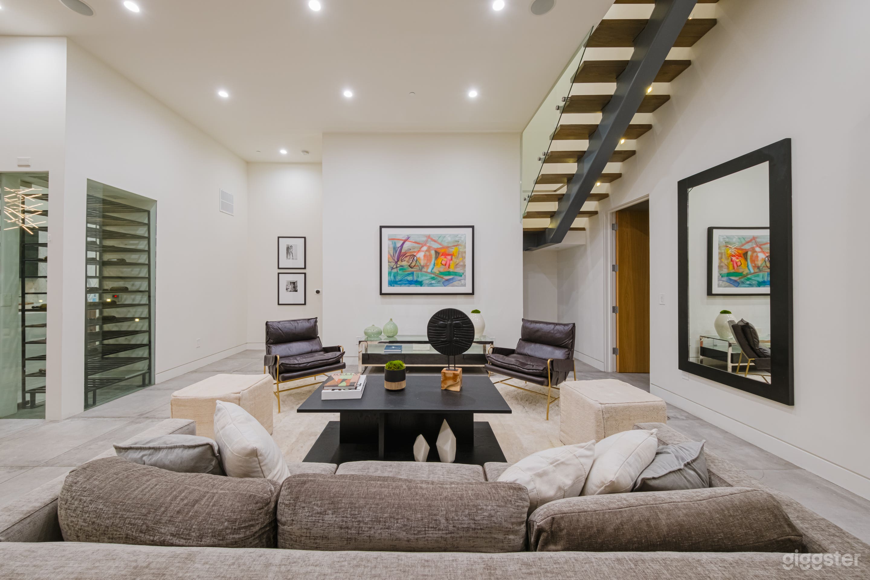 SLEEK HOLLYWOOD HILLS RETREAT WITH SKYLINE VIEWS Photo 3