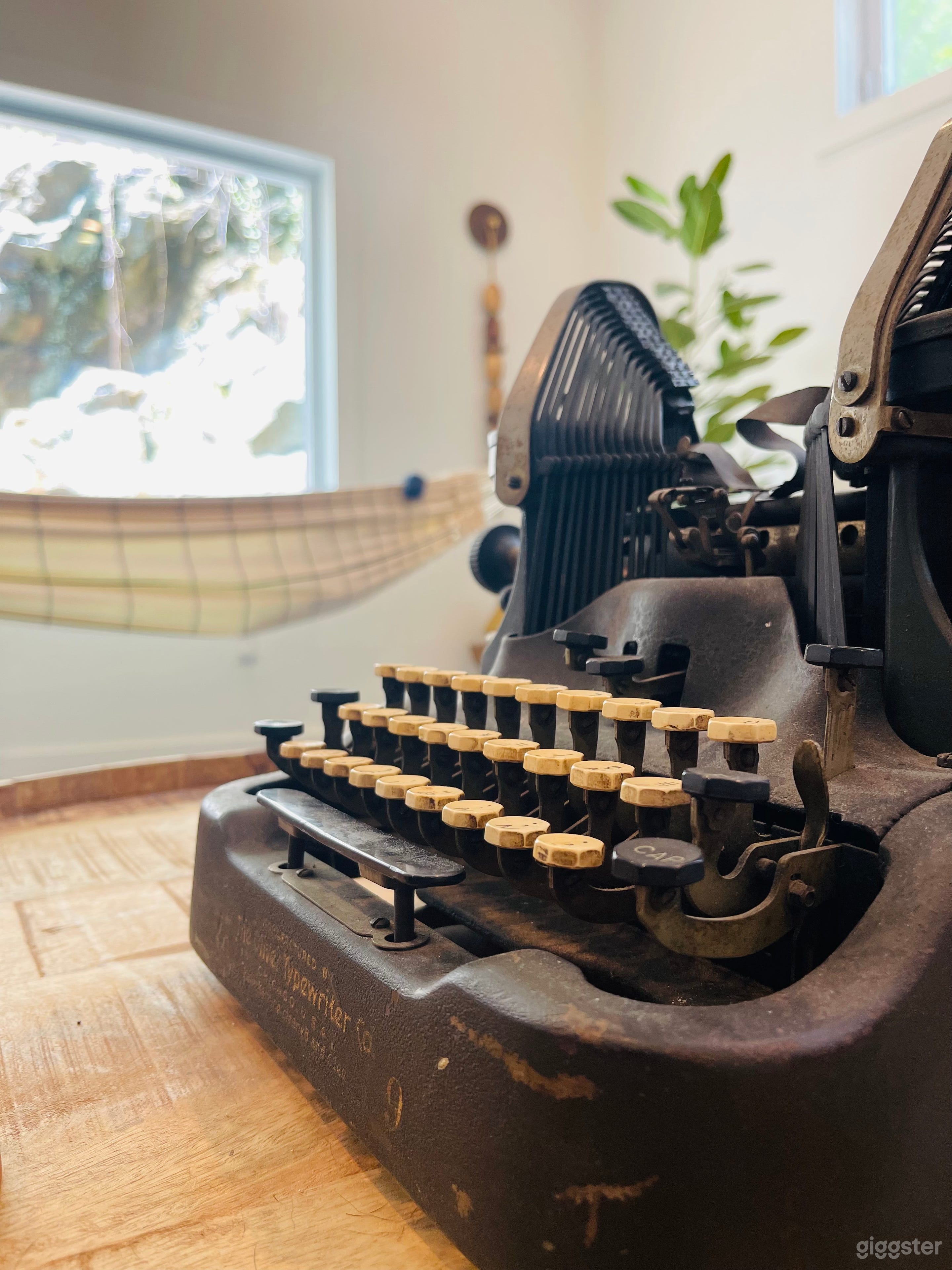 Stunning Modern Cottage with Mountain Views Photo 4