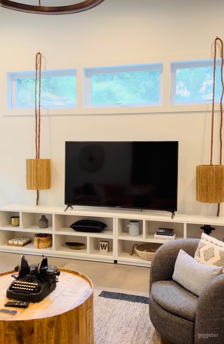  Stunning Modern Cottage with Mountain Views 