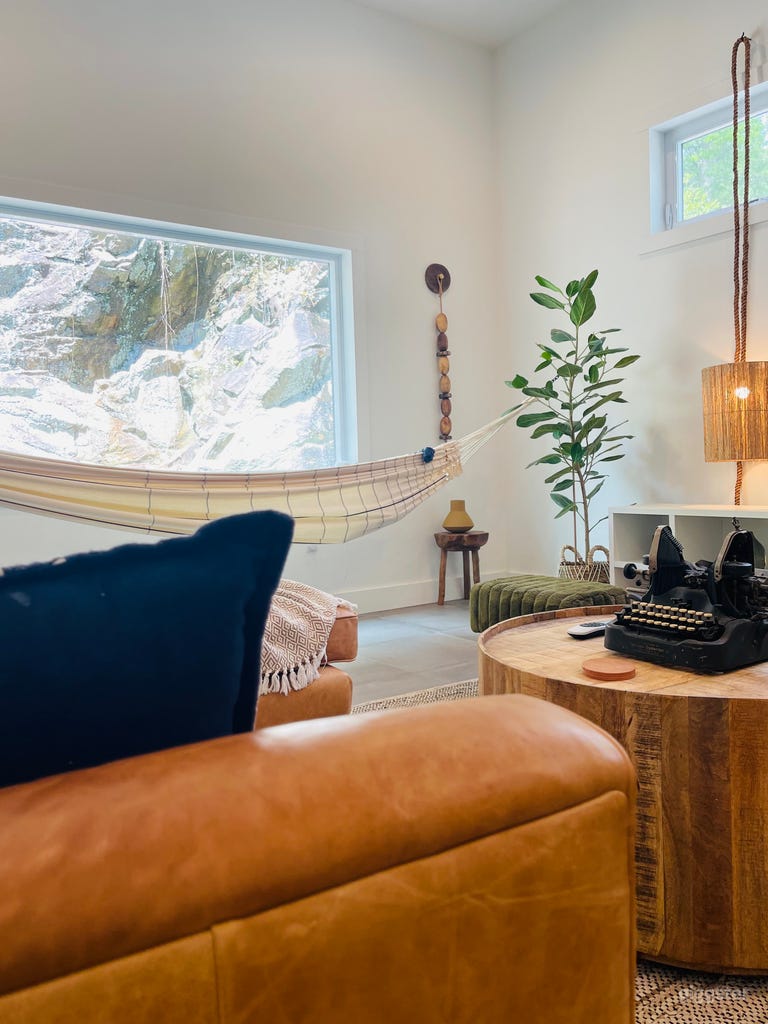  Stunning Modern Cottage with Mountain Views 