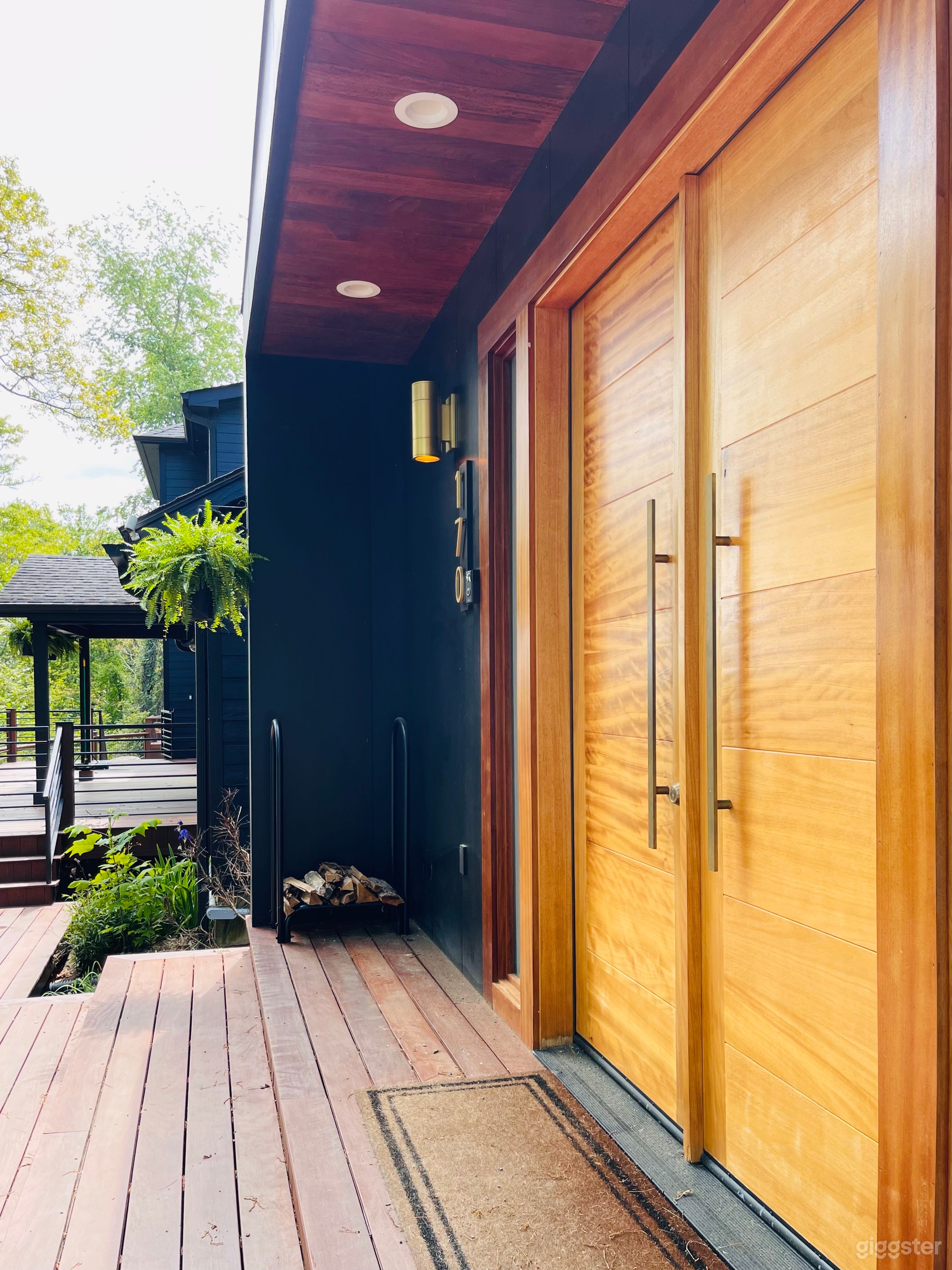 Stunning Modern Cottage with Mountain Views Photo 1