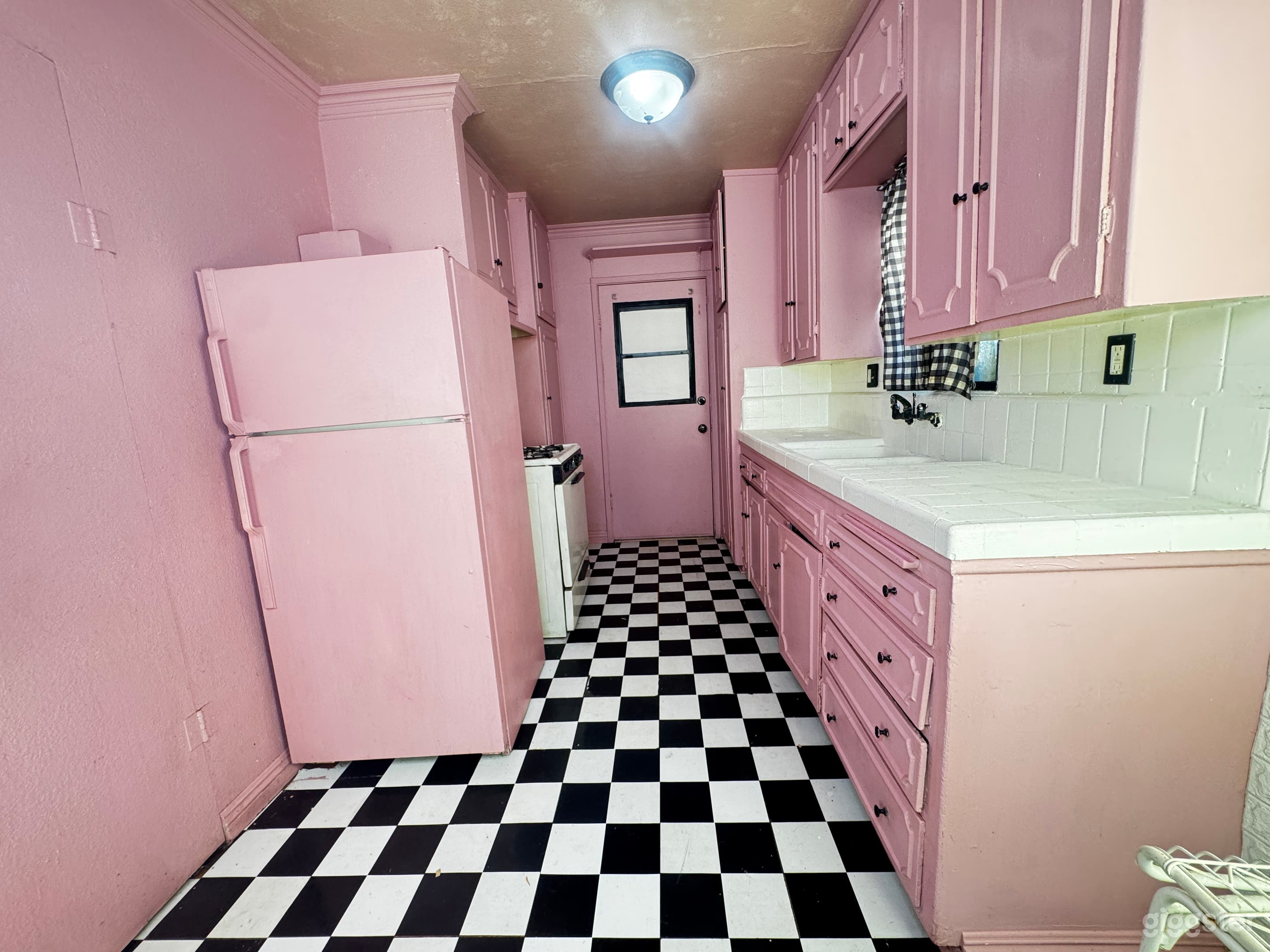 PINK VINTAGE KITCHEN Photo 2
