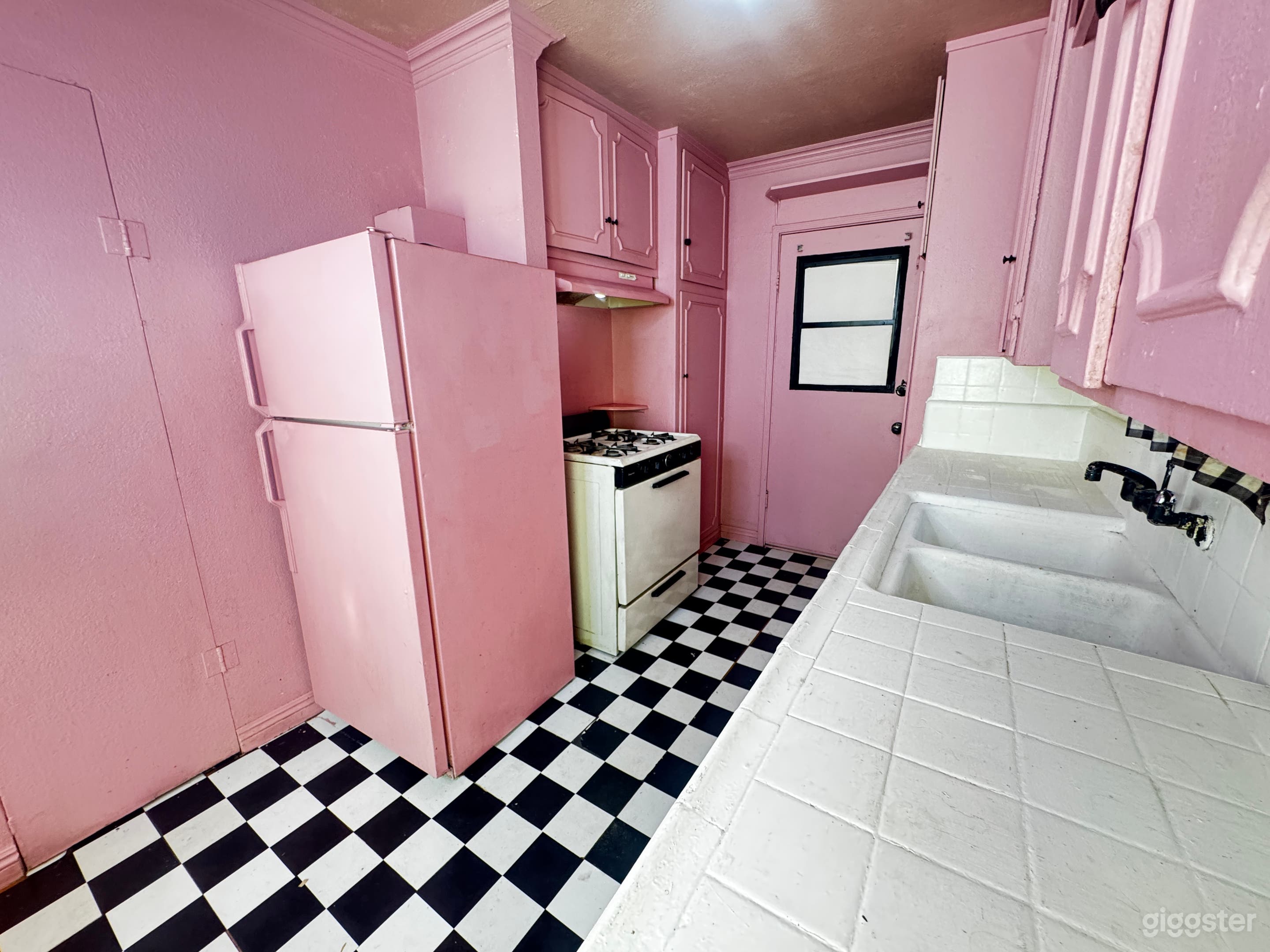 PINK VINTAGE KITCHEN Photo 1