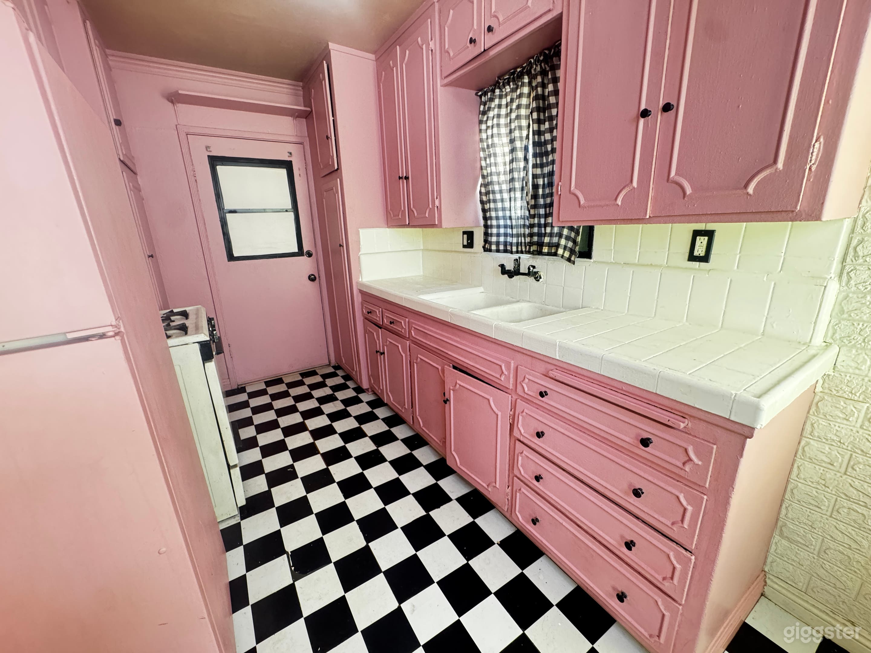 PINK VINTAGE KITCHEN Photo 3