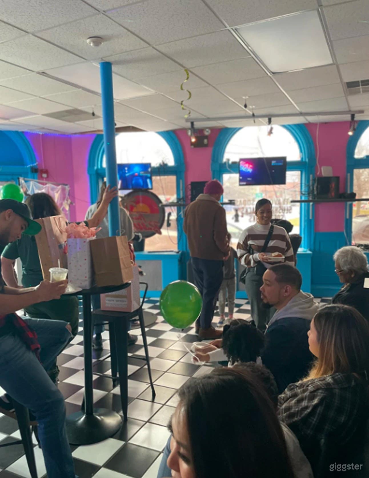 Virtual Reality Arcade and Bar Photo 3