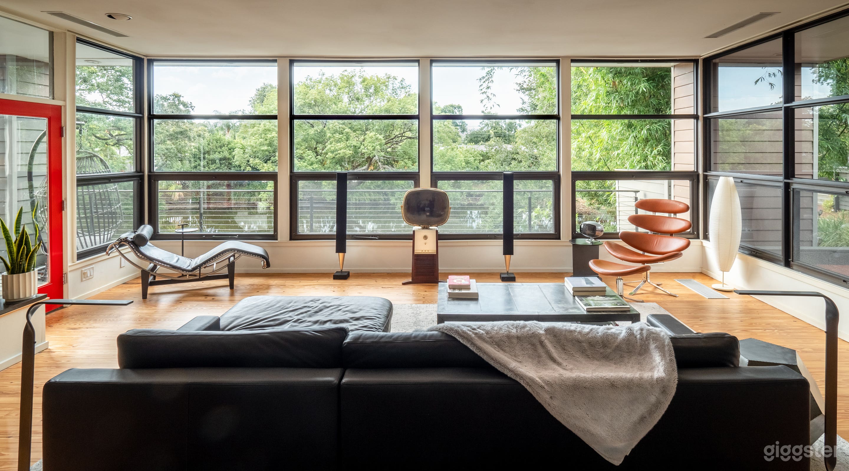 Waterside:MidCentury Modern-Inspired Lakeside Home Photo 1