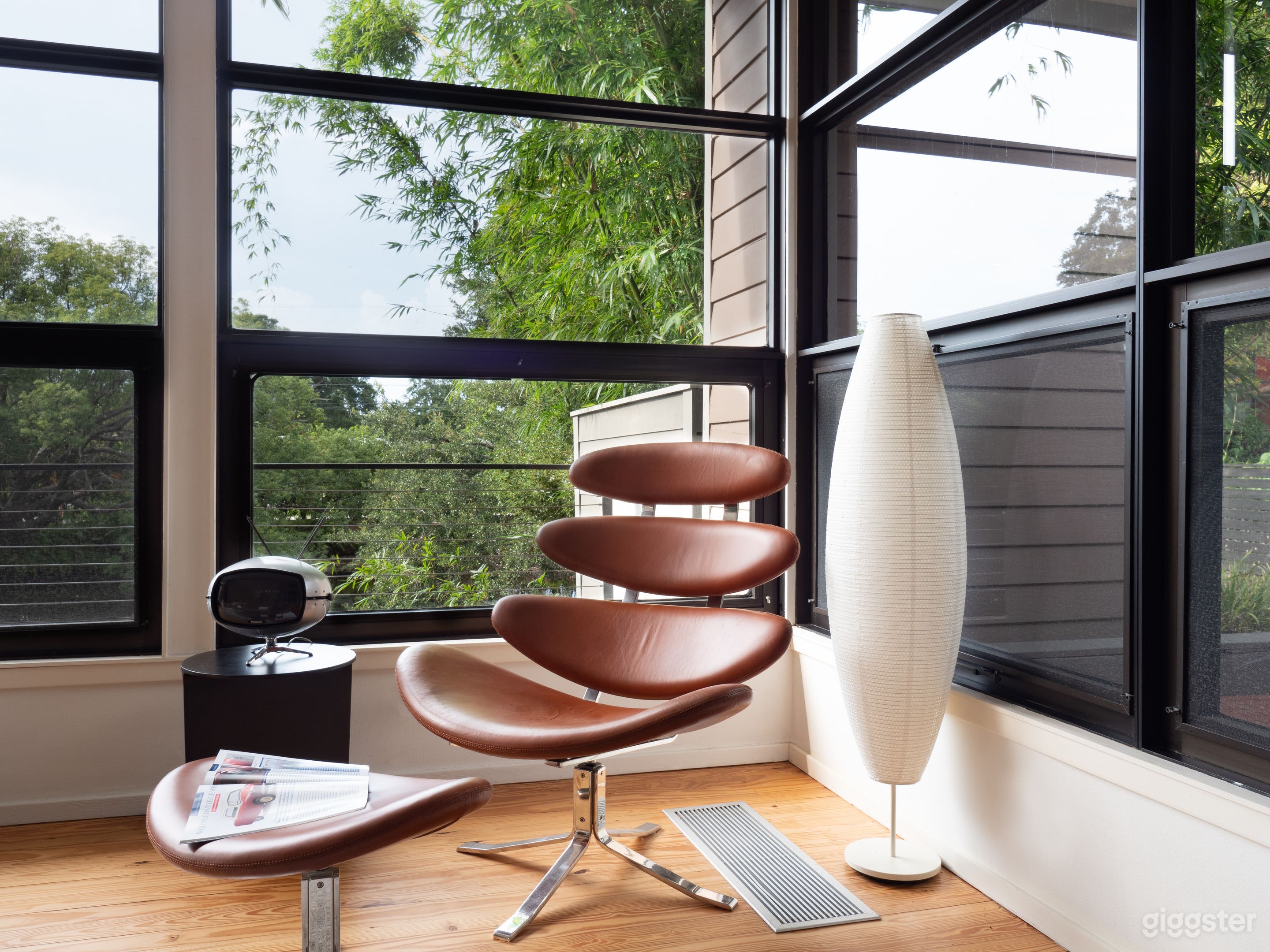 Waterside:MidCentury Modern-Inspired Lakeside Home Photo 3