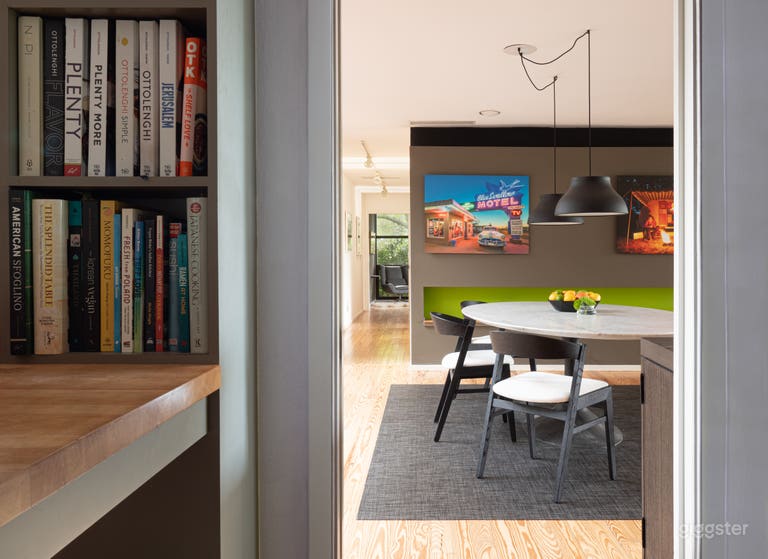  Waterside:MidCentury Modern-Inspired Lakeside Home 