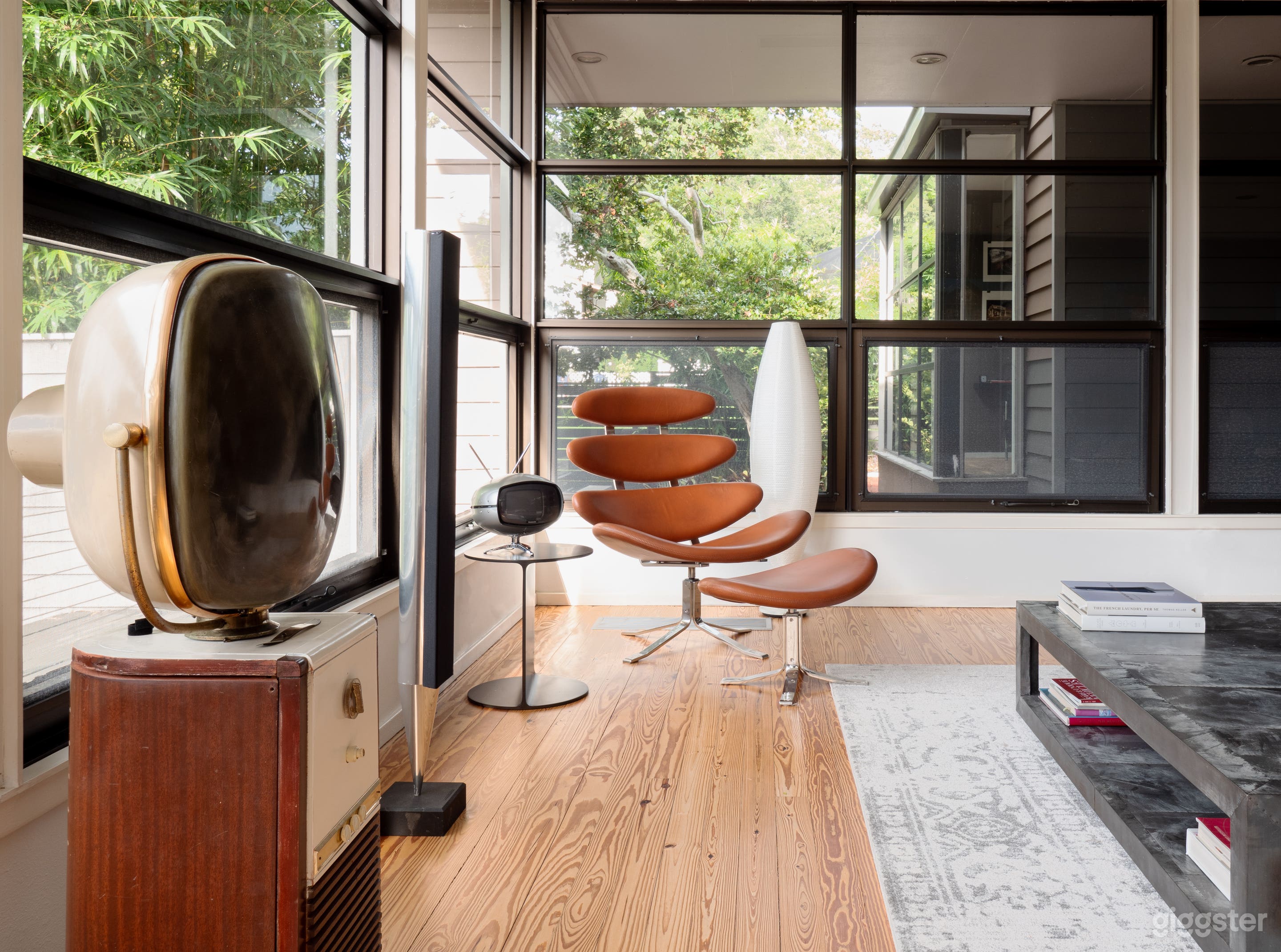 Waterside:MidCentury Modern-Inspired Lakeside Home Photo 4