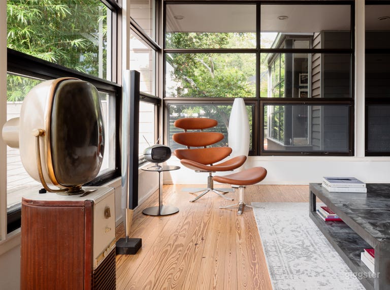  Waterside:MidCentury Modern-Inspired Lakeside Home 