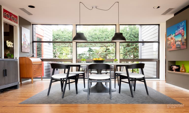  Waterside:MidCentury Modern-Inspired Lakeside Home 