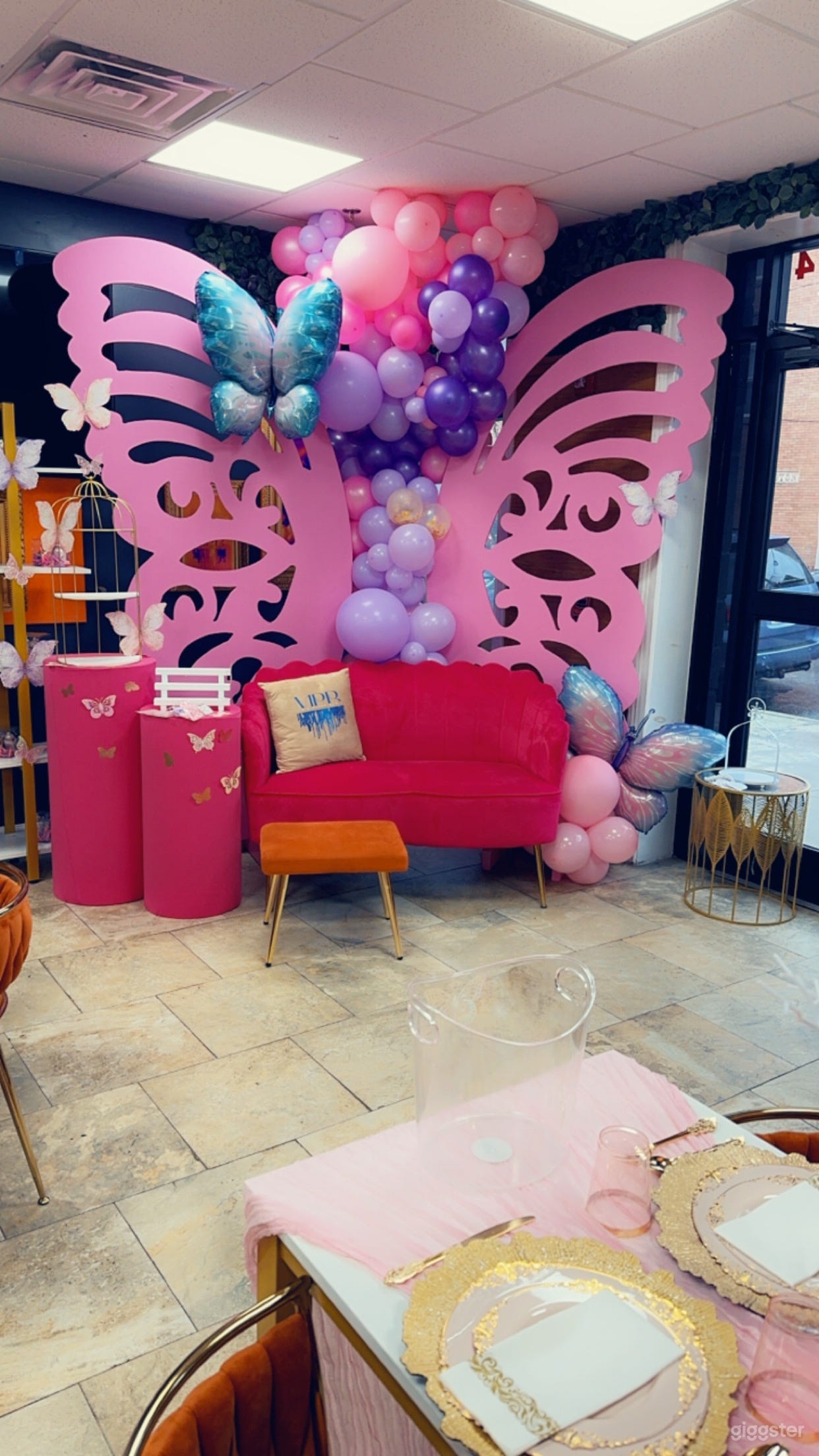 Cozy Intimate Space w/ Bar Photo 1