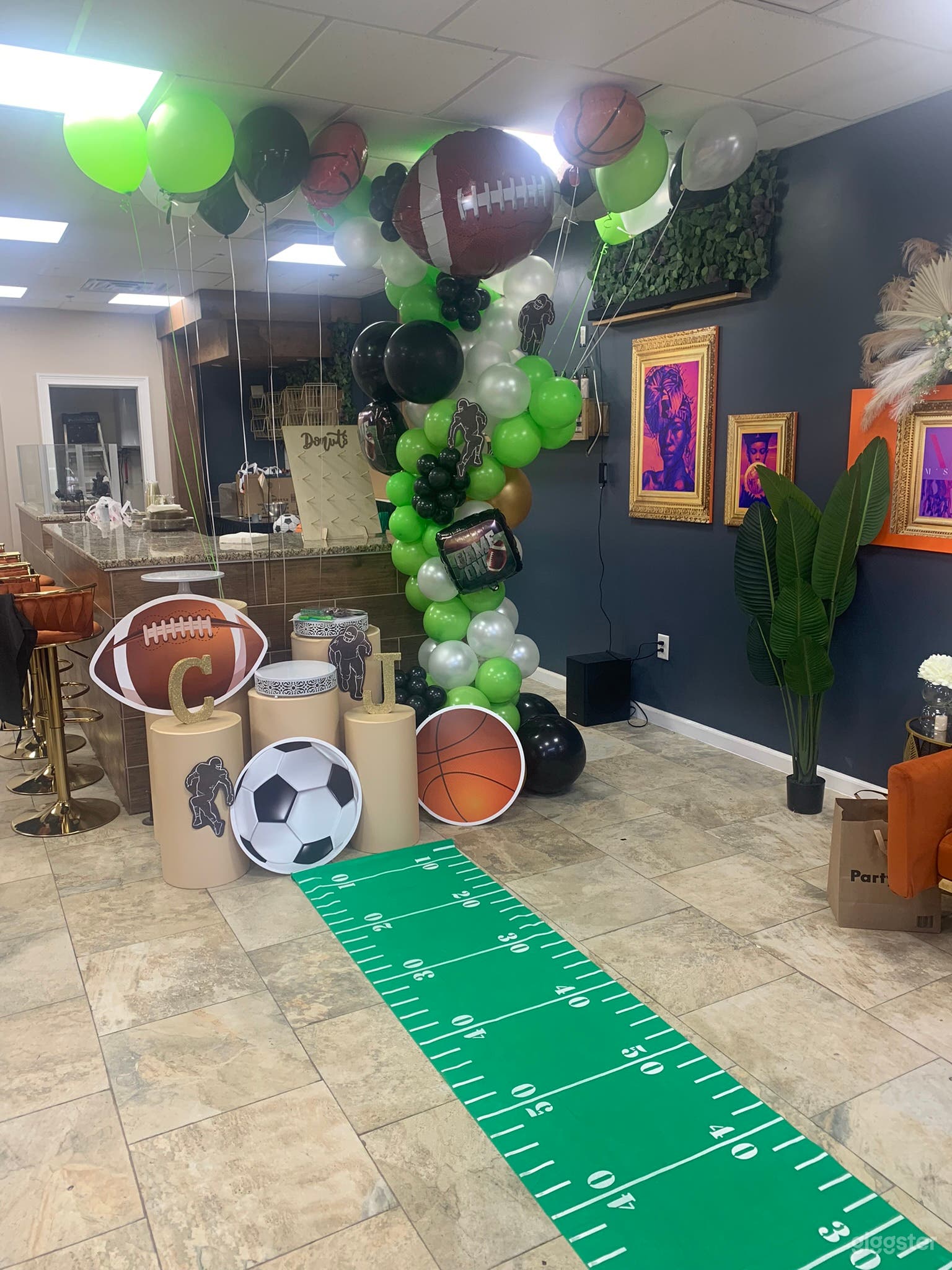 Cozy Intimate Space w/ Bar Photo 2