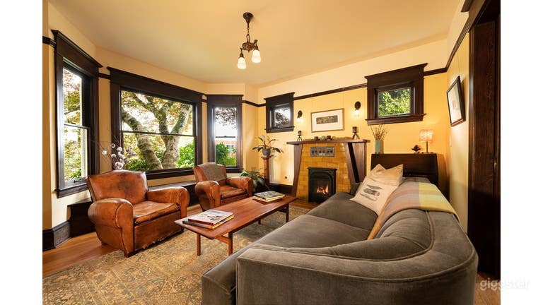  Living room with gas fireplace and bay window 