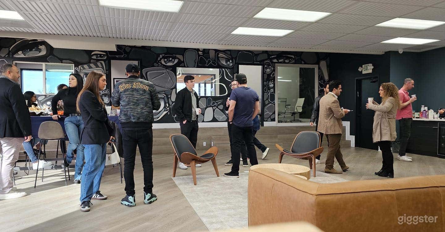 Vibrant Event/Studio Lounge Photo 3