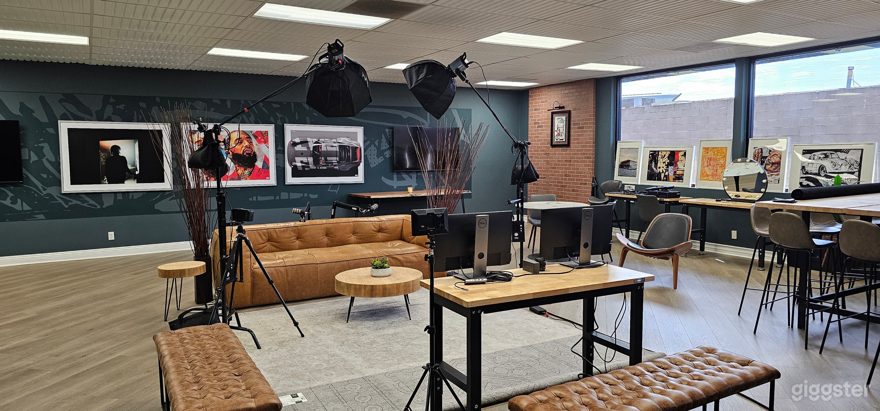 Vibrant Event/Studio Lounge Photo 4