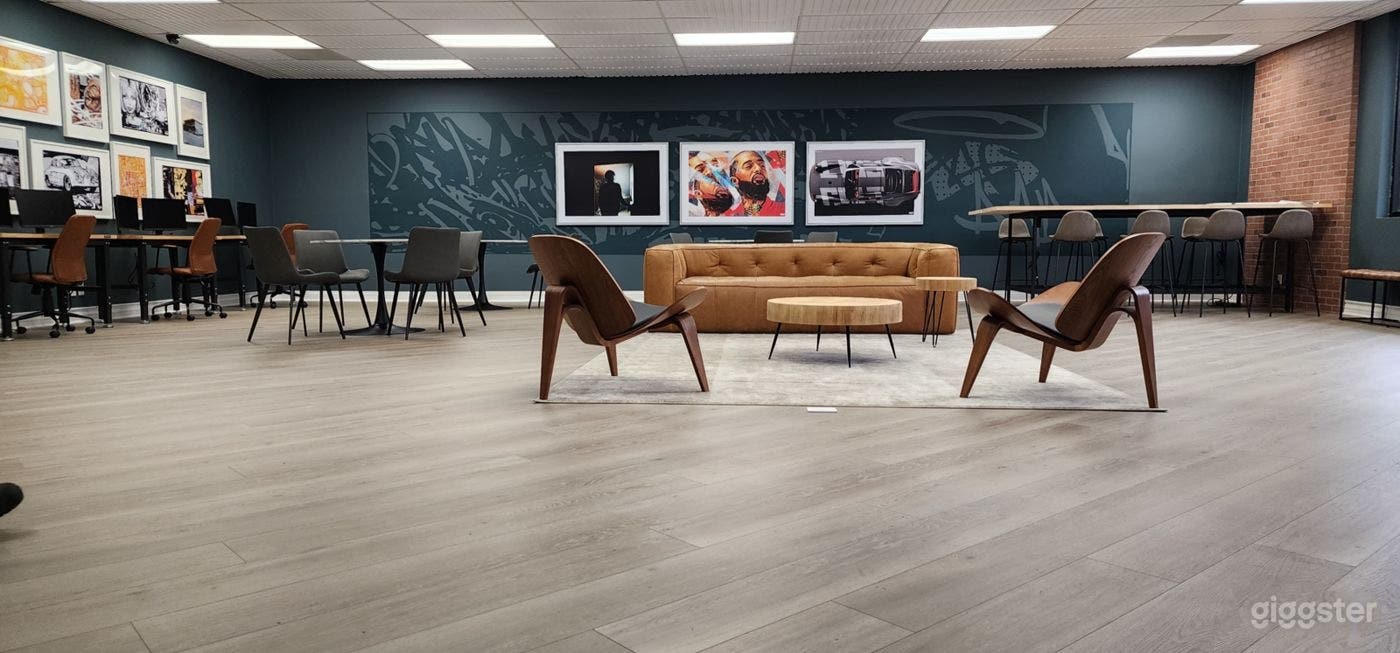 Vibrant Event/Studio Lounge Photo 2