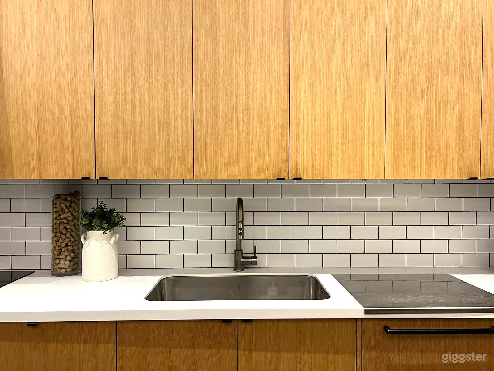 Clean &amp; Cozy Kitchenette Photo 4