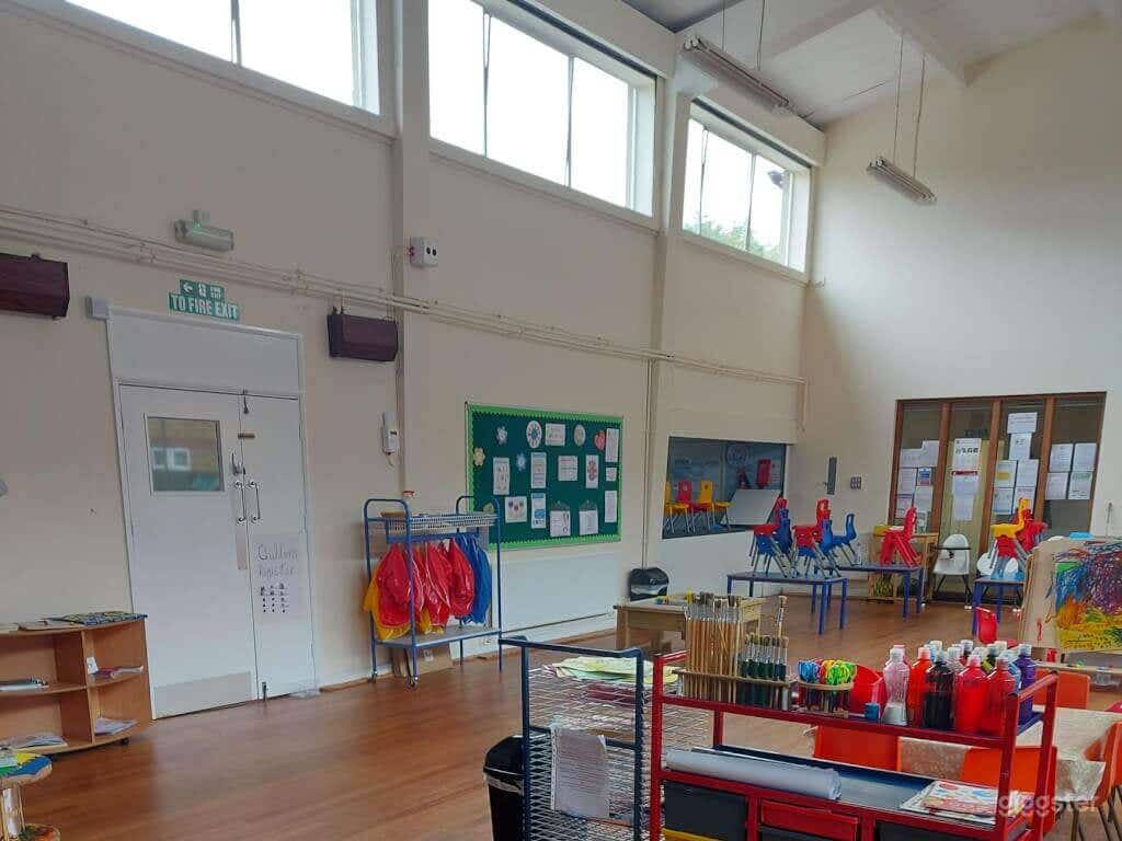 Film studio with lots of Parking Photo 2