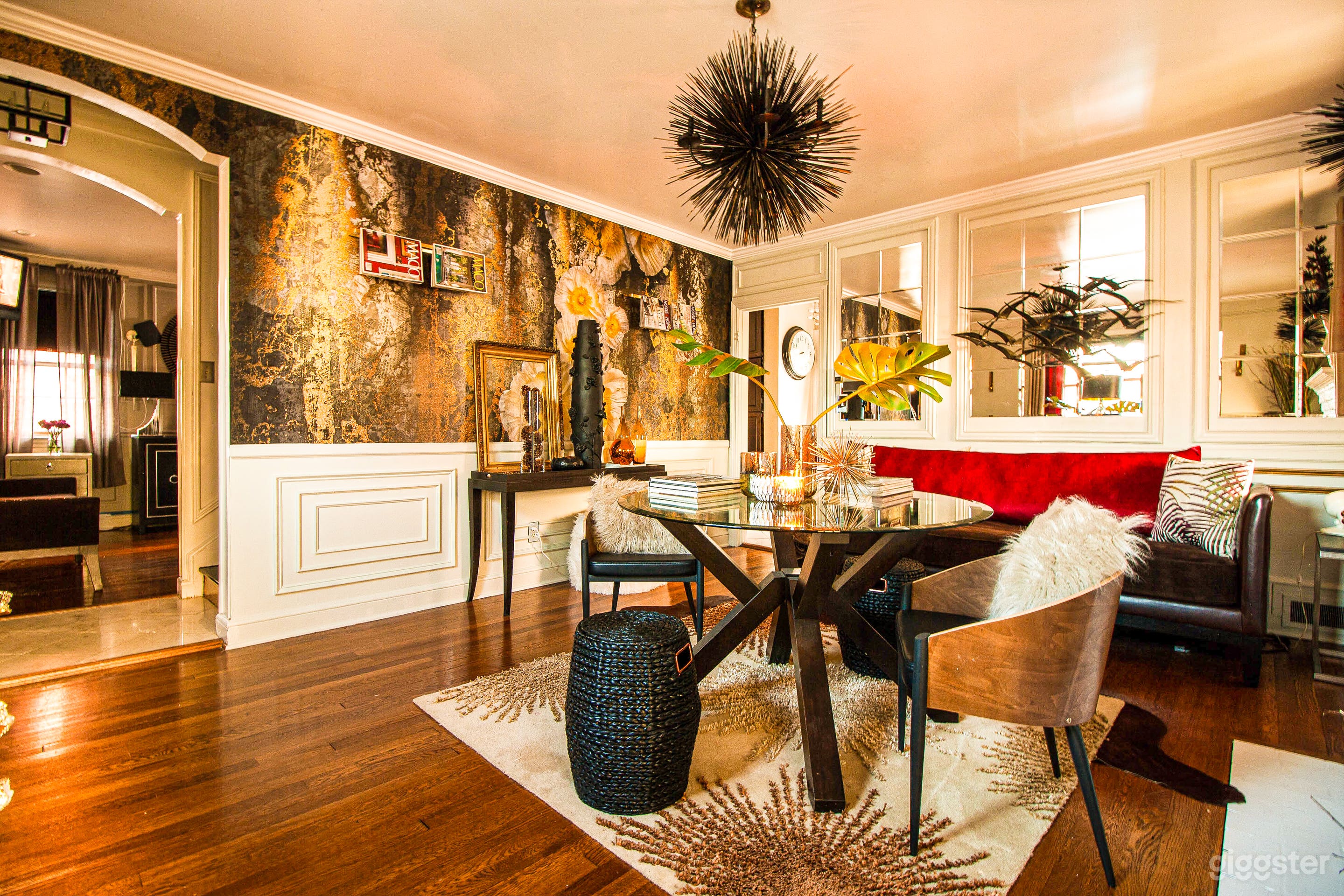 Glamorous, Cozy, Intimate Home Photo 1