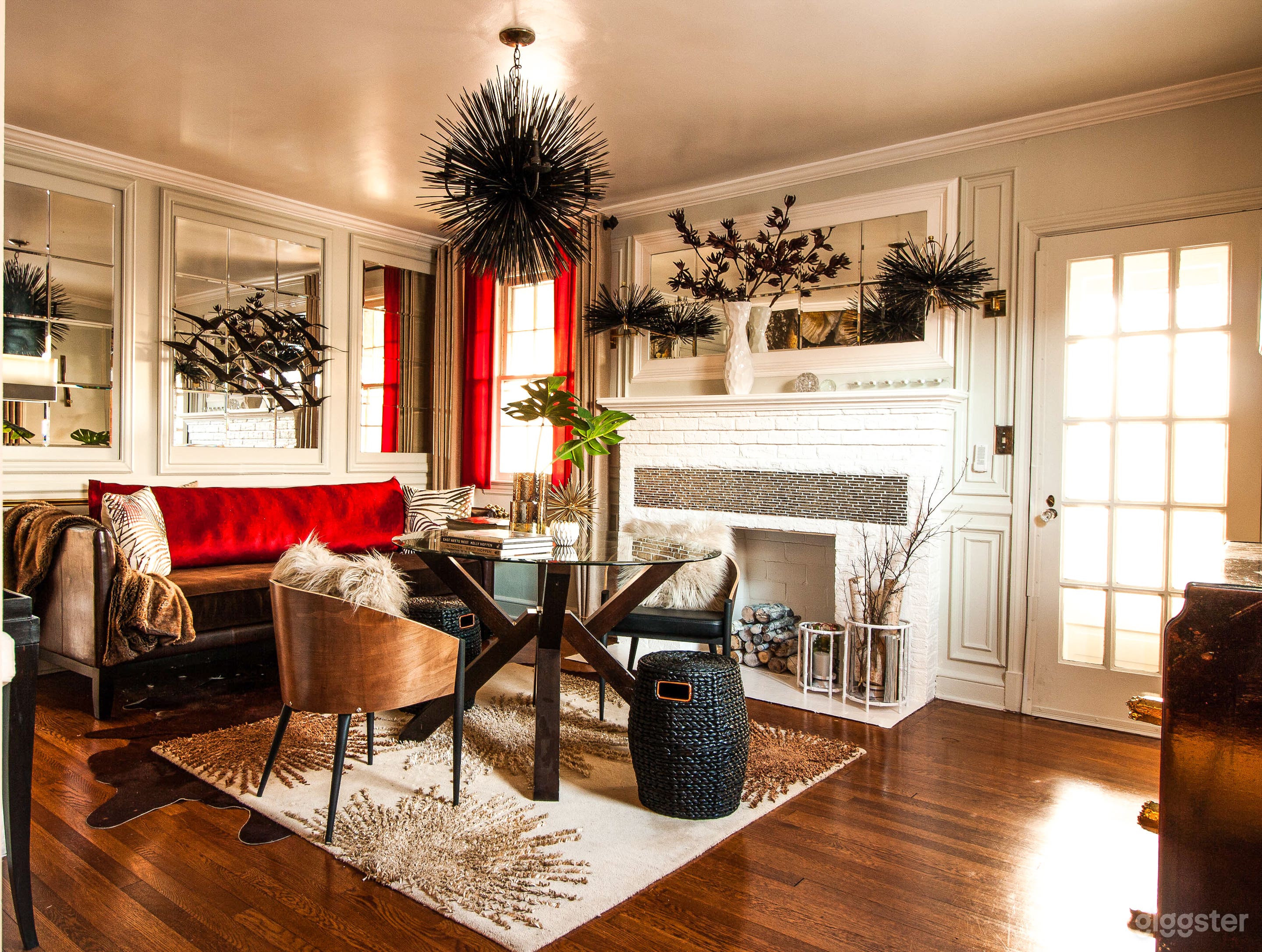 Glamorous, Cozy, Intimate Home Photo 3