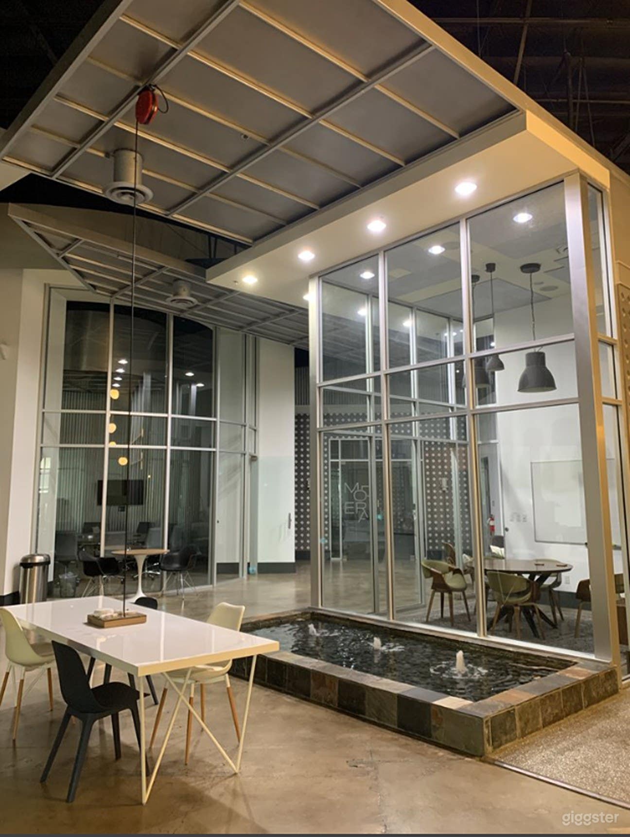 Versatile Common Area: Your Ideal Workspace Photo 2