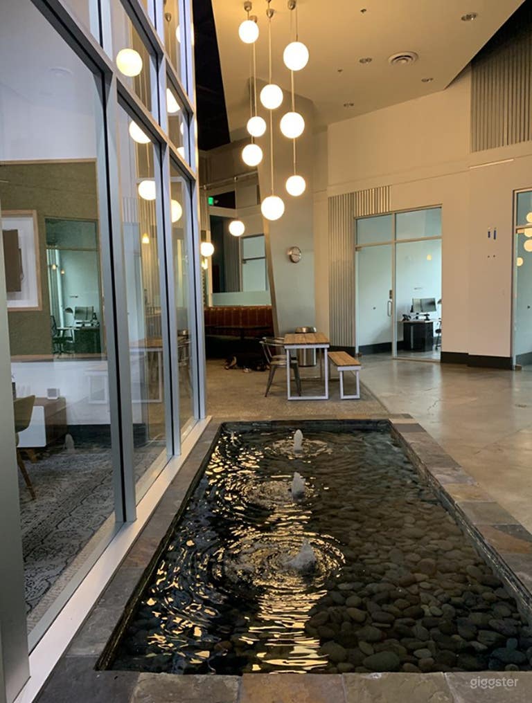  Versatile Common Area: Your Ideal Workspace 