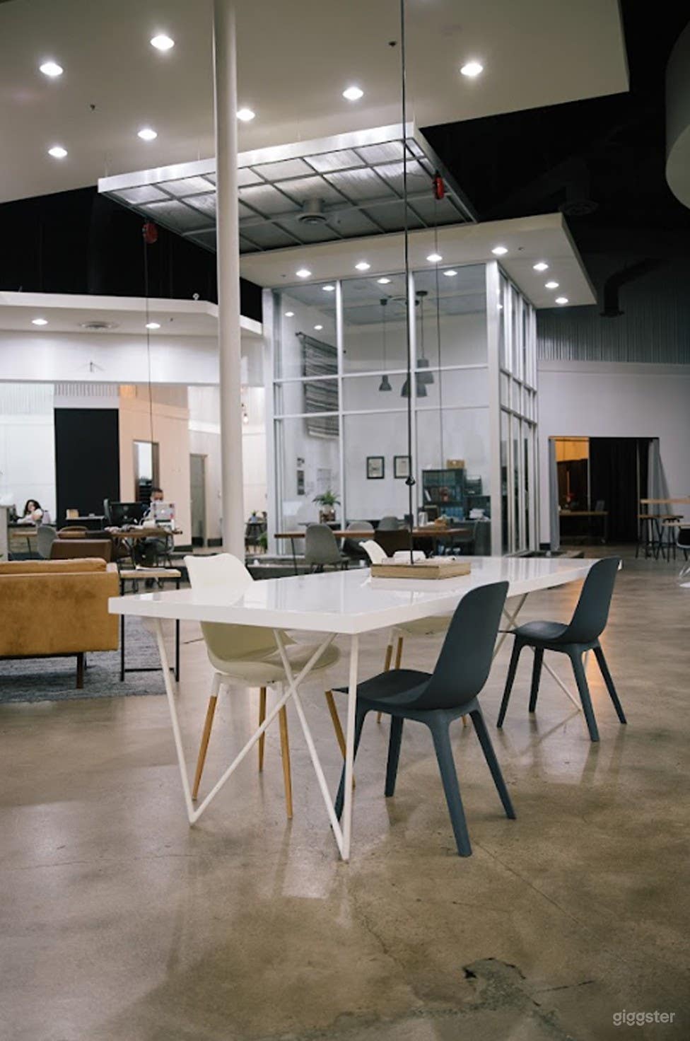 Versatile Common Area: Your Ideal Workspace Photo 4