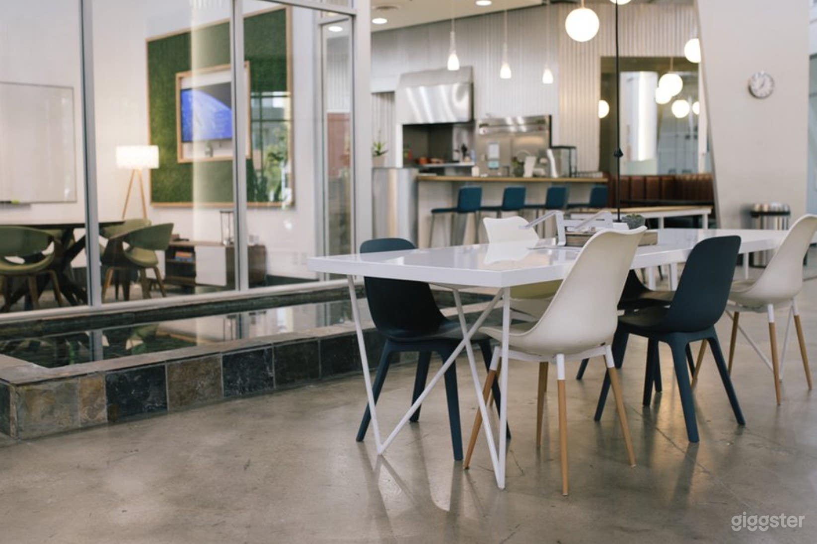 Versatile Common Area: Your Ideal Workspace Photo 1