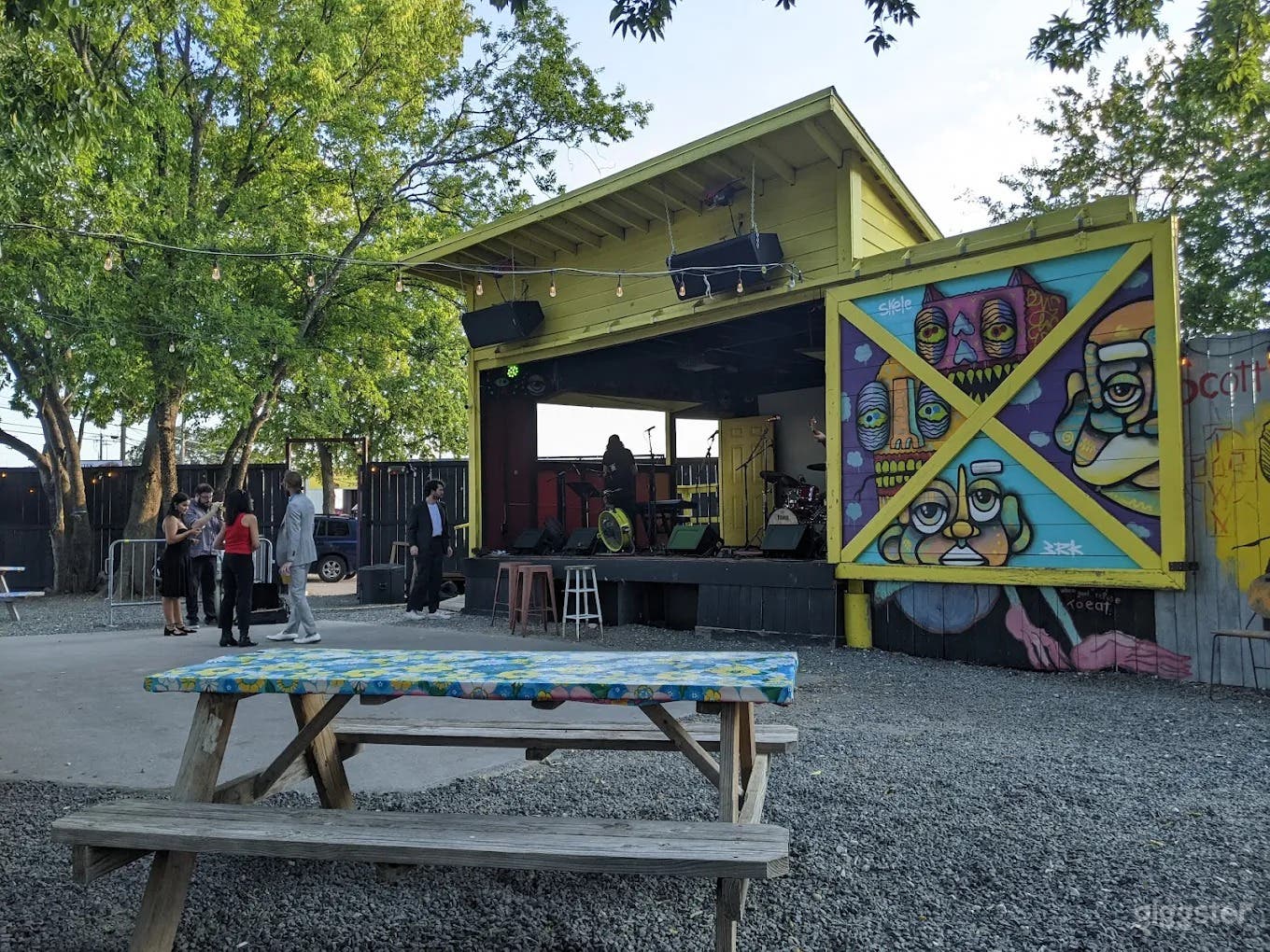 Unique Space w/ Indoor + Outdoor Bar &amp; Live Music Photo 2