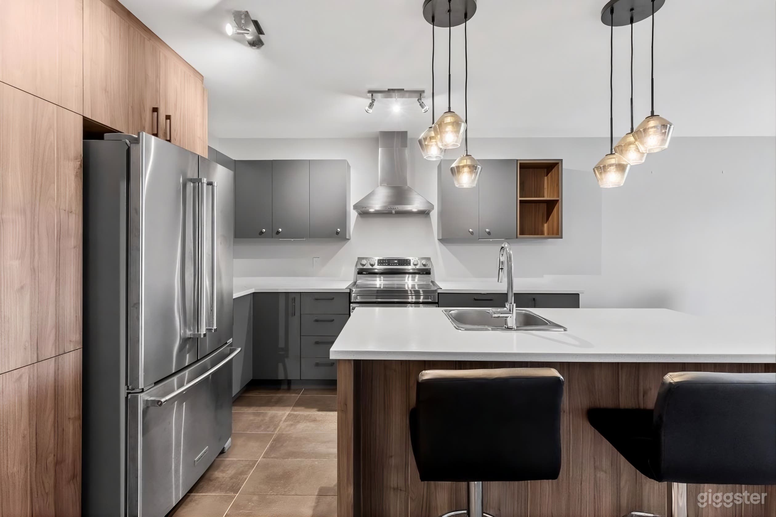 1st floor condo in a 6plex. 2 bedrooms, a big living room Photo 4