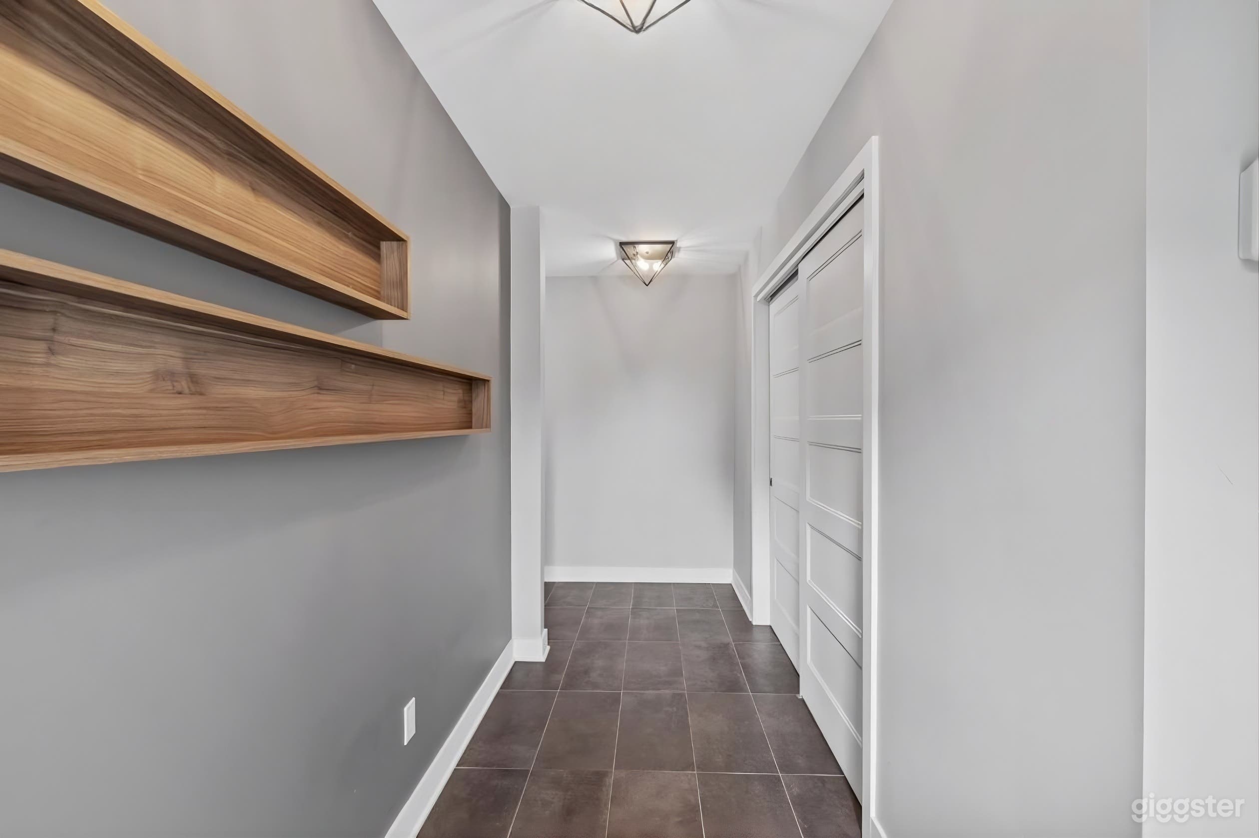 1st floor condo in a 6plex. 2 bedrooms, a big living room Photo 2