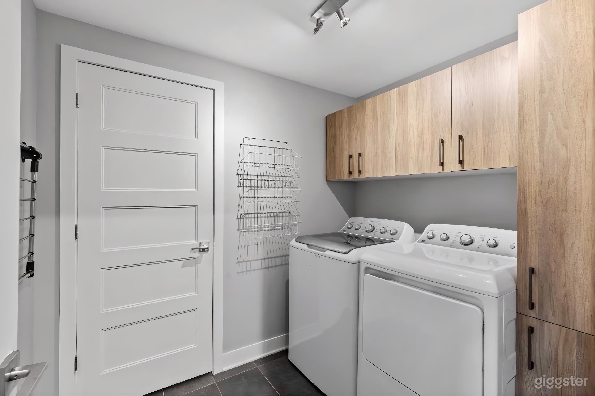 1st floor condo in a 6plex. 2 bedrooms, a big living room Photo 3