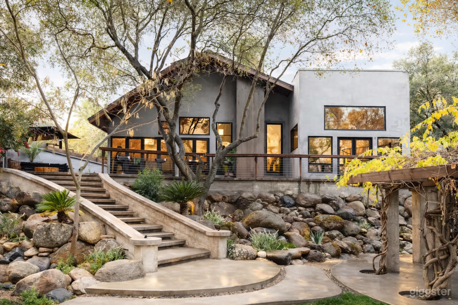 10-Acre Riverfront Estate w/ 4 Homes Near Sequoia Photo 3