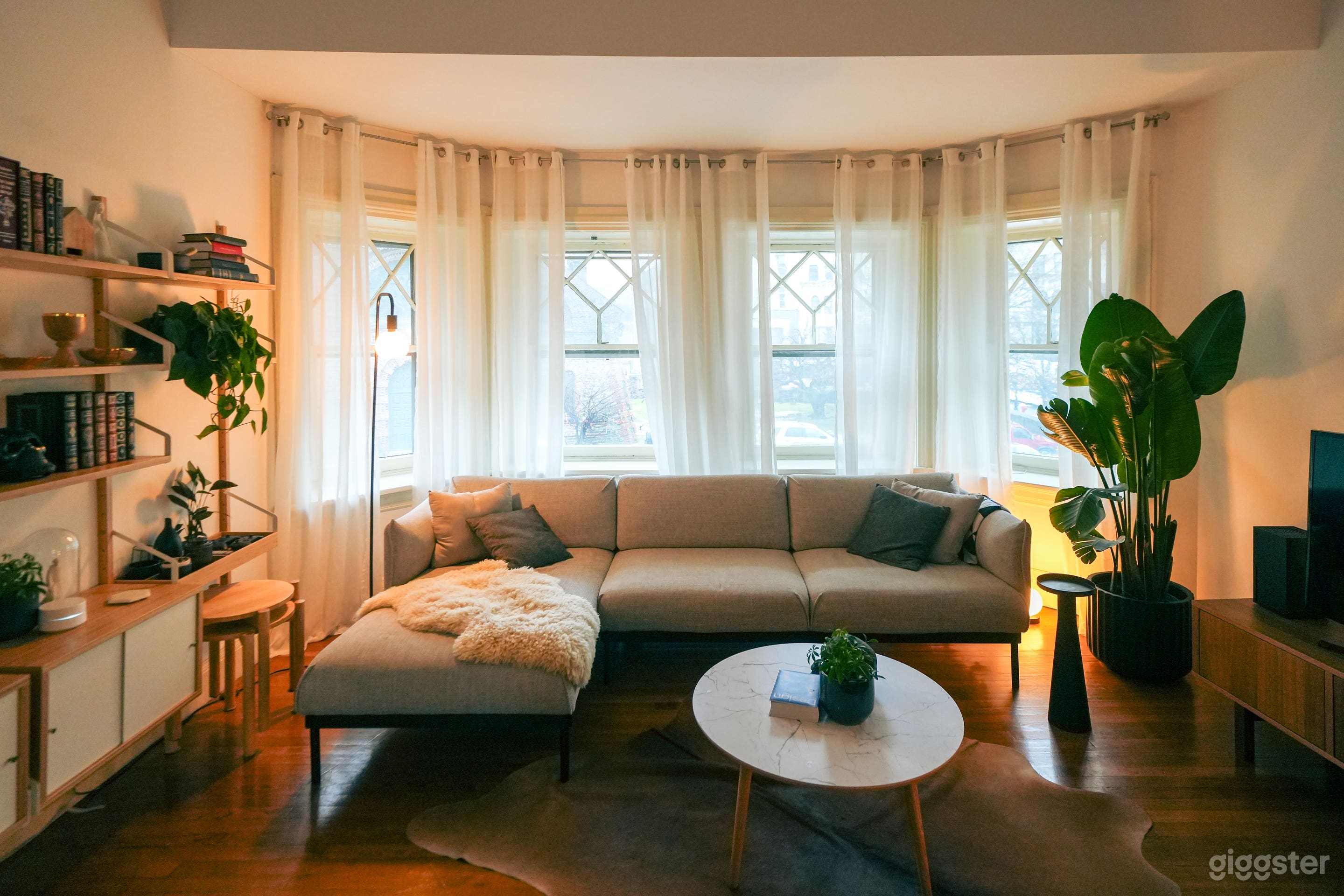 Compact House with Natural Light, Simple Interiors Photo 2