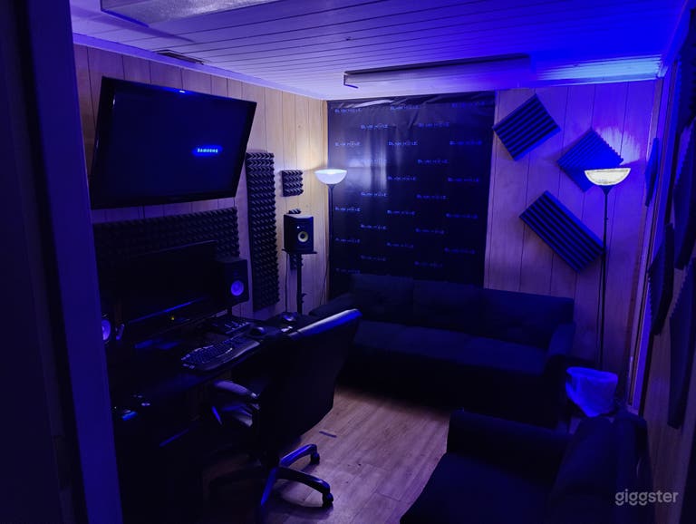  Studio B 