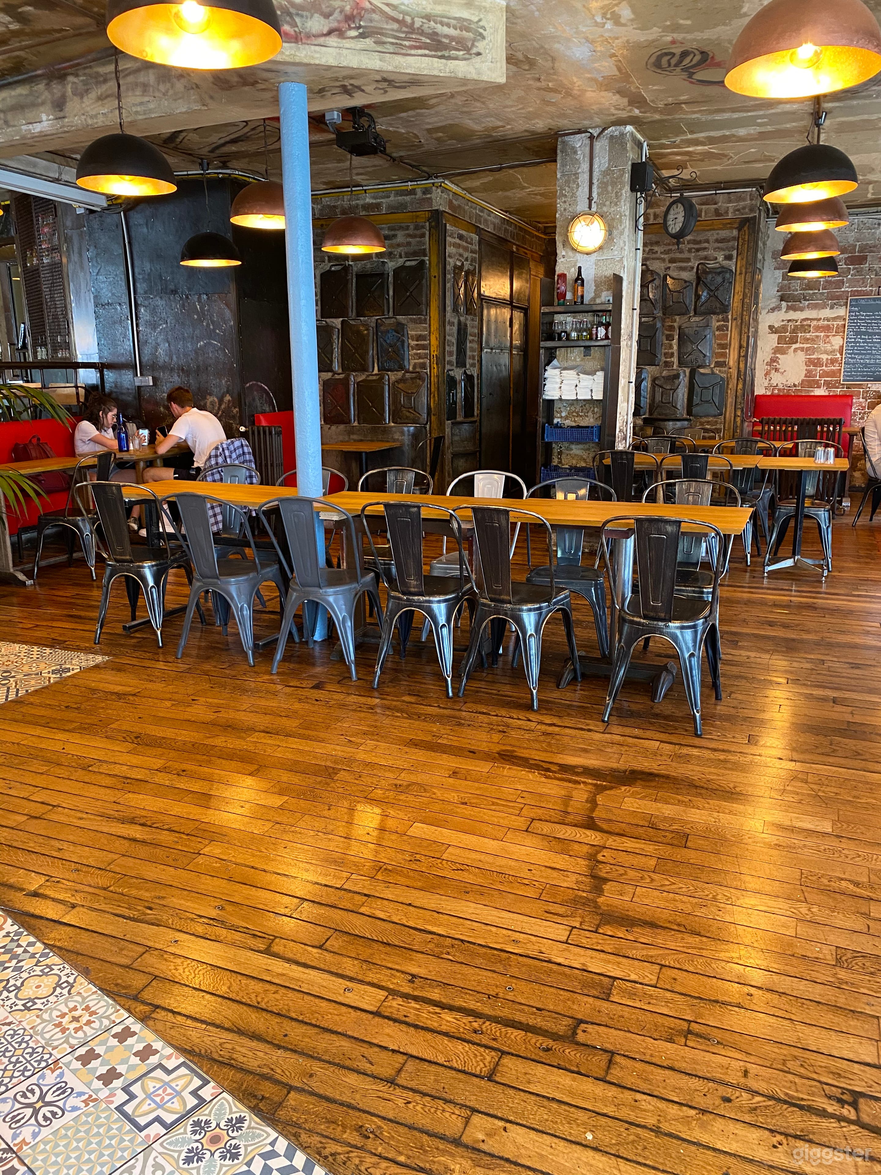 Photo de Salle à manger contemporaine avec tables communes 4