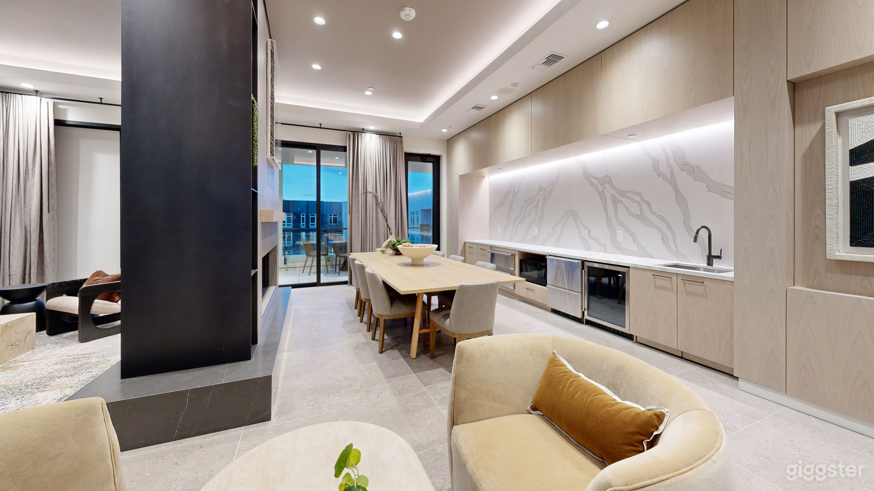 West Dublin Lounge with Indoor &amp; Outdoor Seating Photo 4