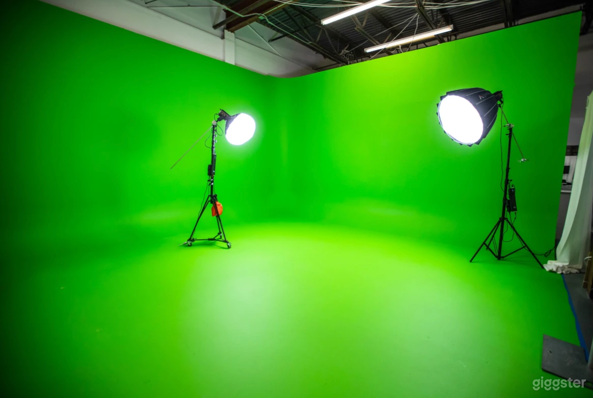 Green Screen
(24' x 24') (15ft High)