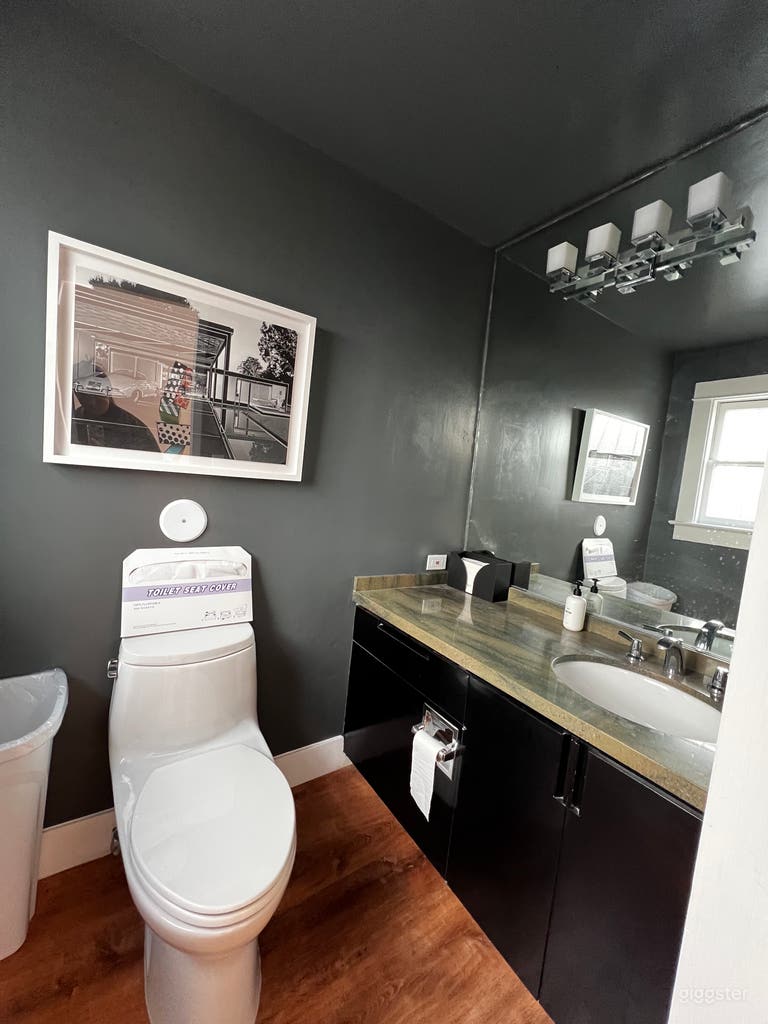  Bright and Inviting Art Gallery 