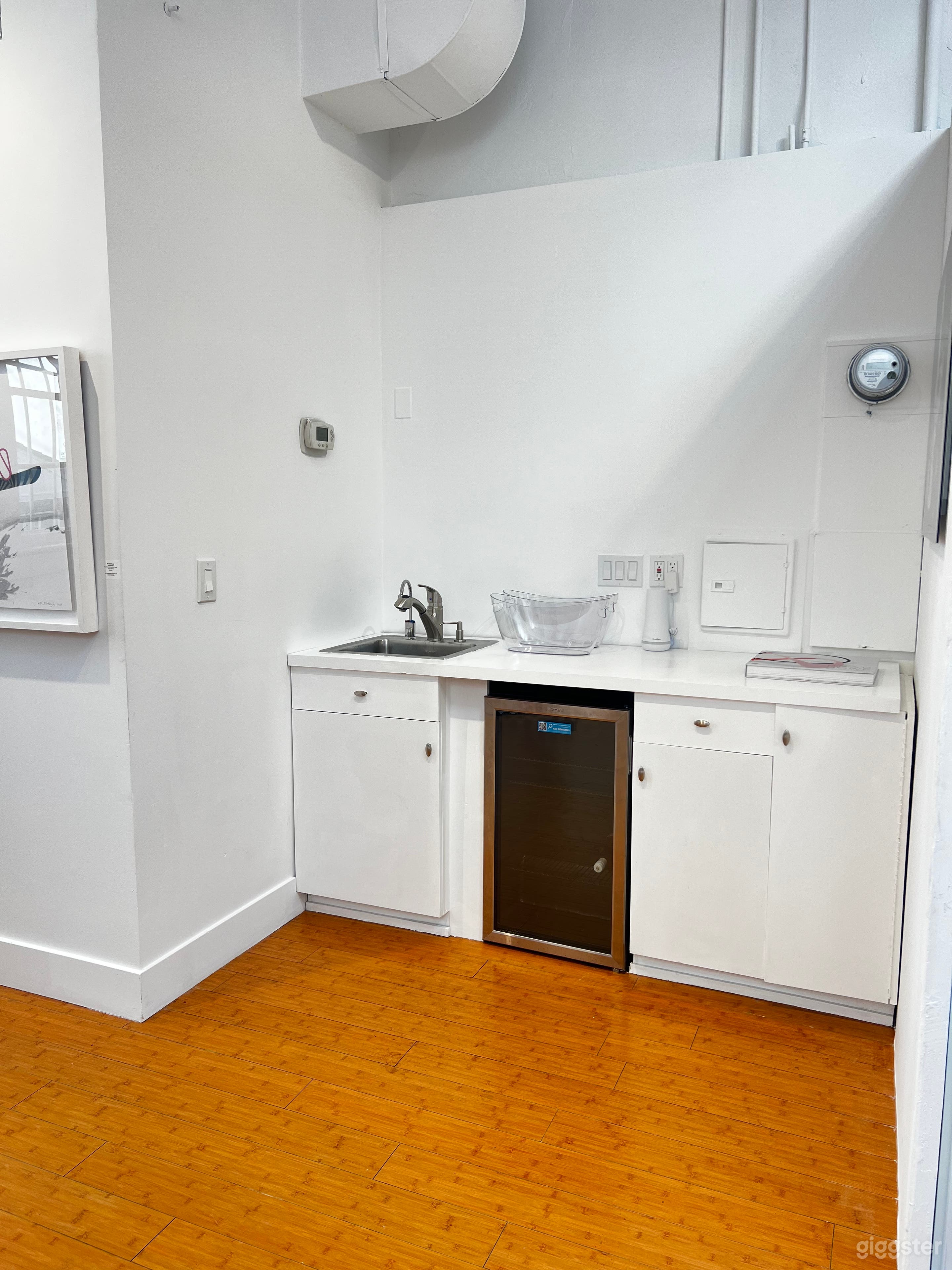 Bright and Inviting Art Gallery Photo 4