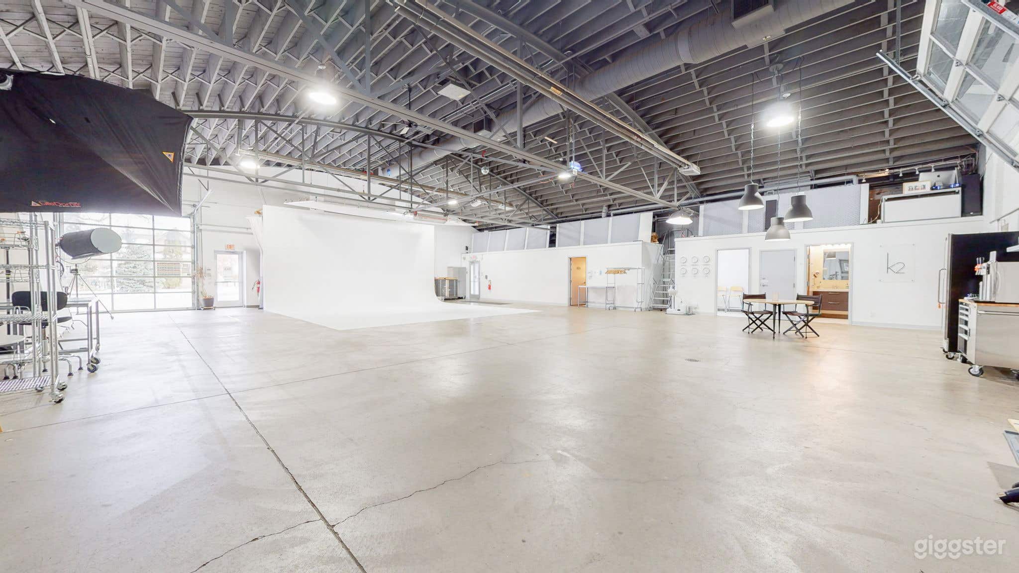 A clean, functional, spacious rental studio Photo 1