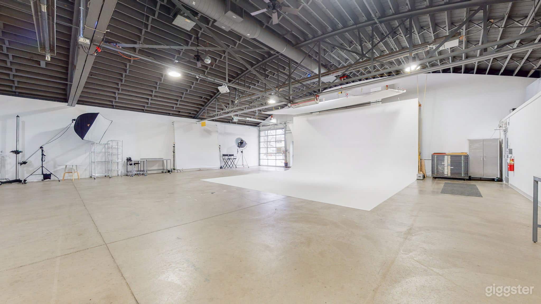 A clean, functional, spacious rental studio Photo 4