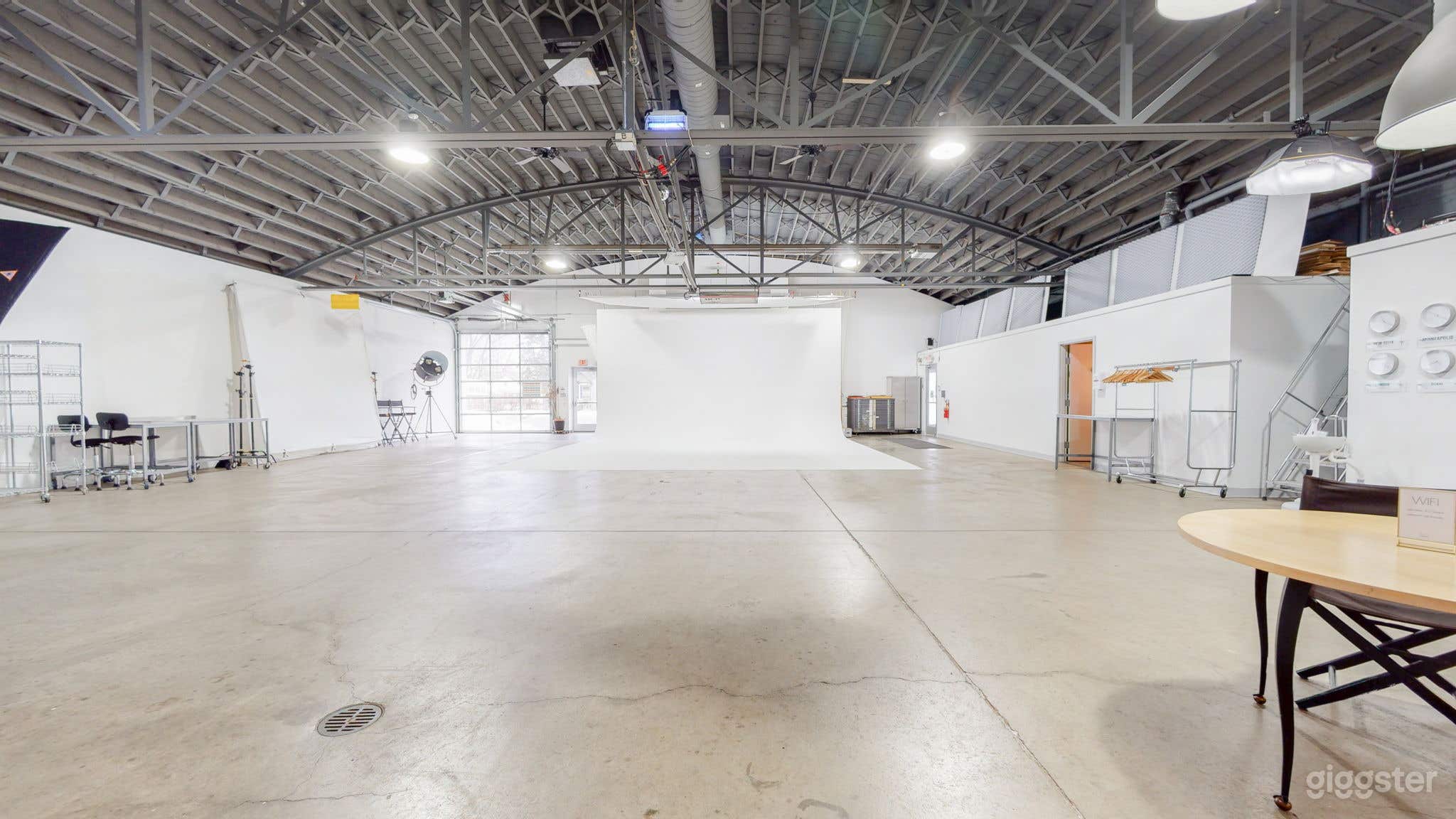 A clean, functional, spacious rental studio Photo 2