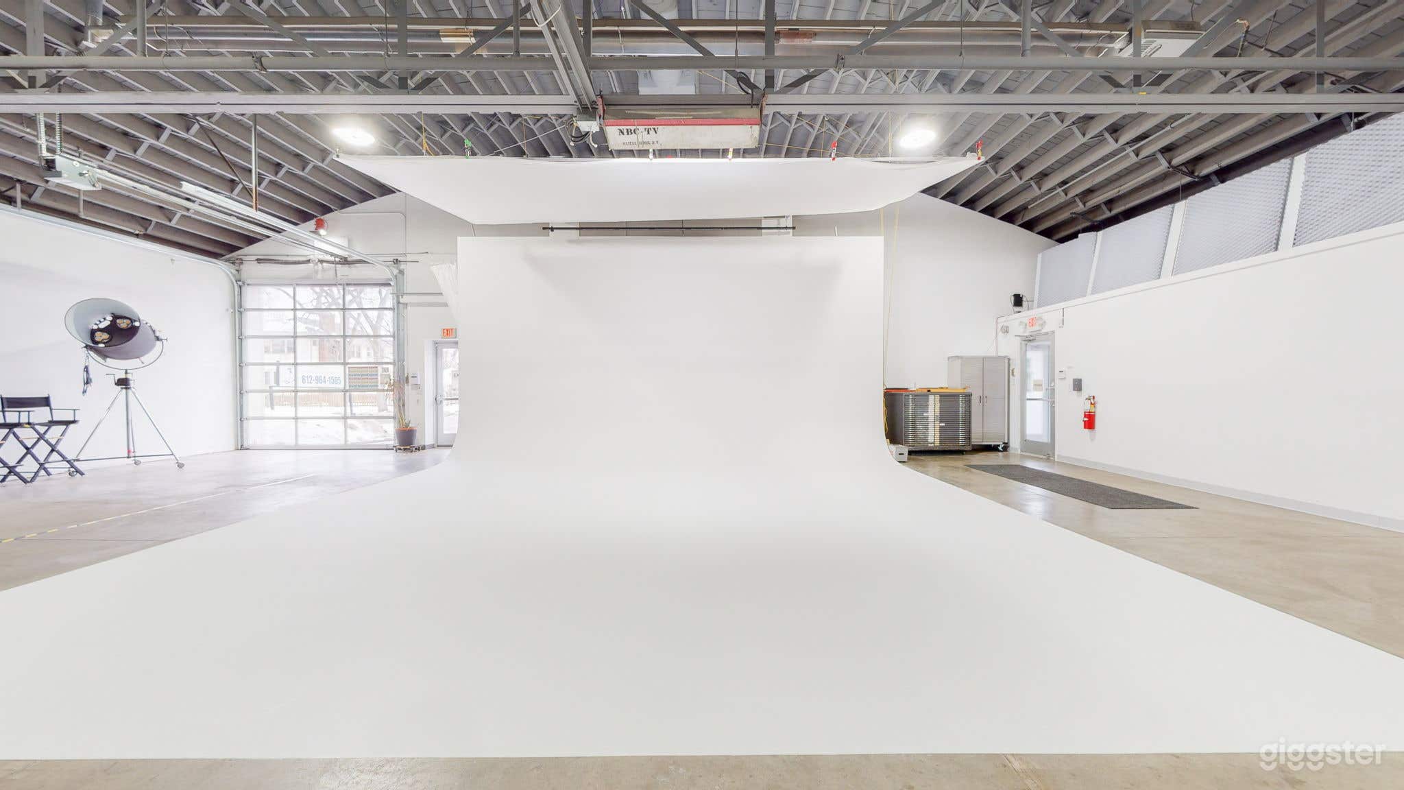 A clean, functional, spacious rental studio Photo 3