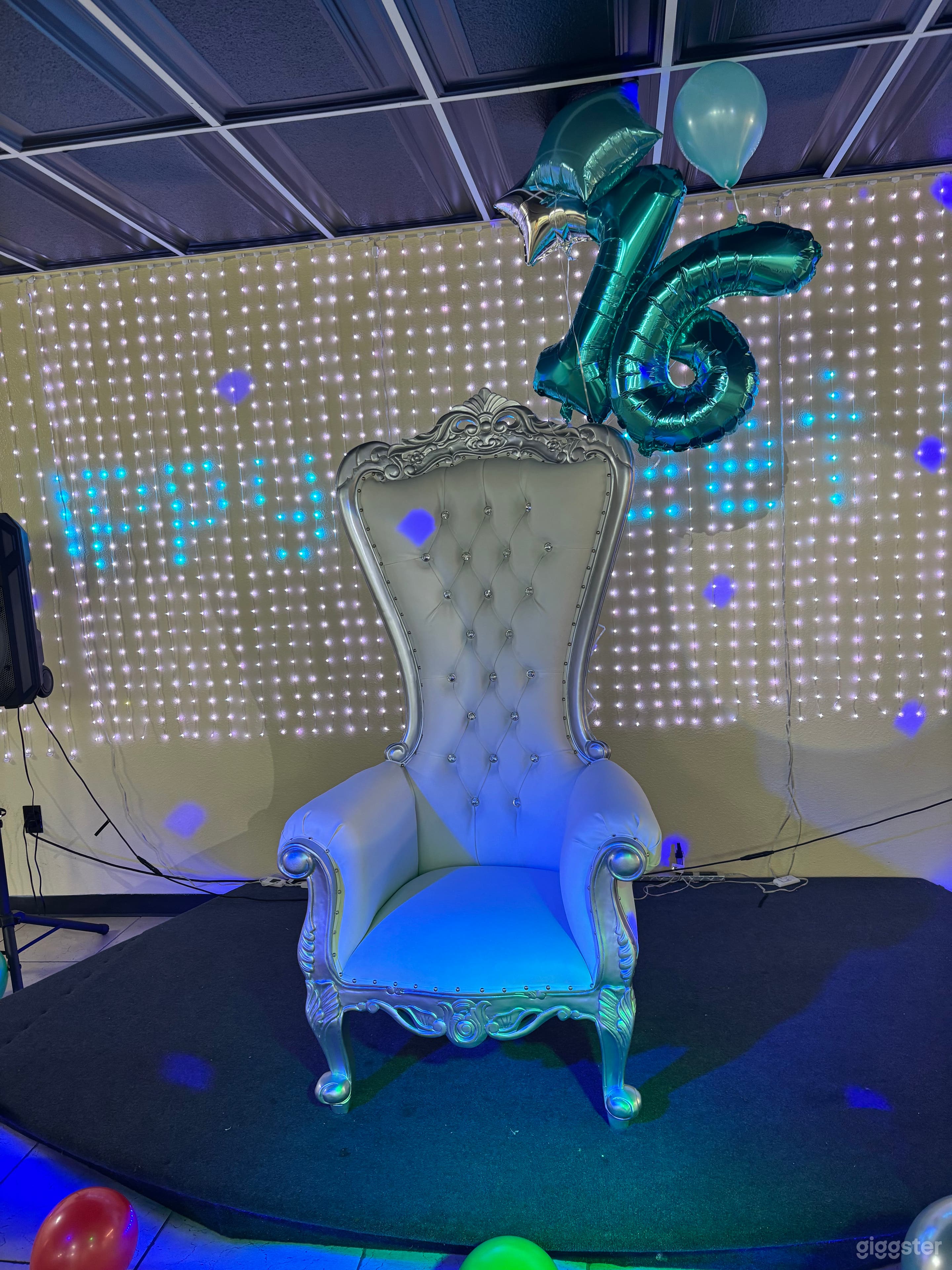 Beautiful Intimate Banquet Hall Photo 3